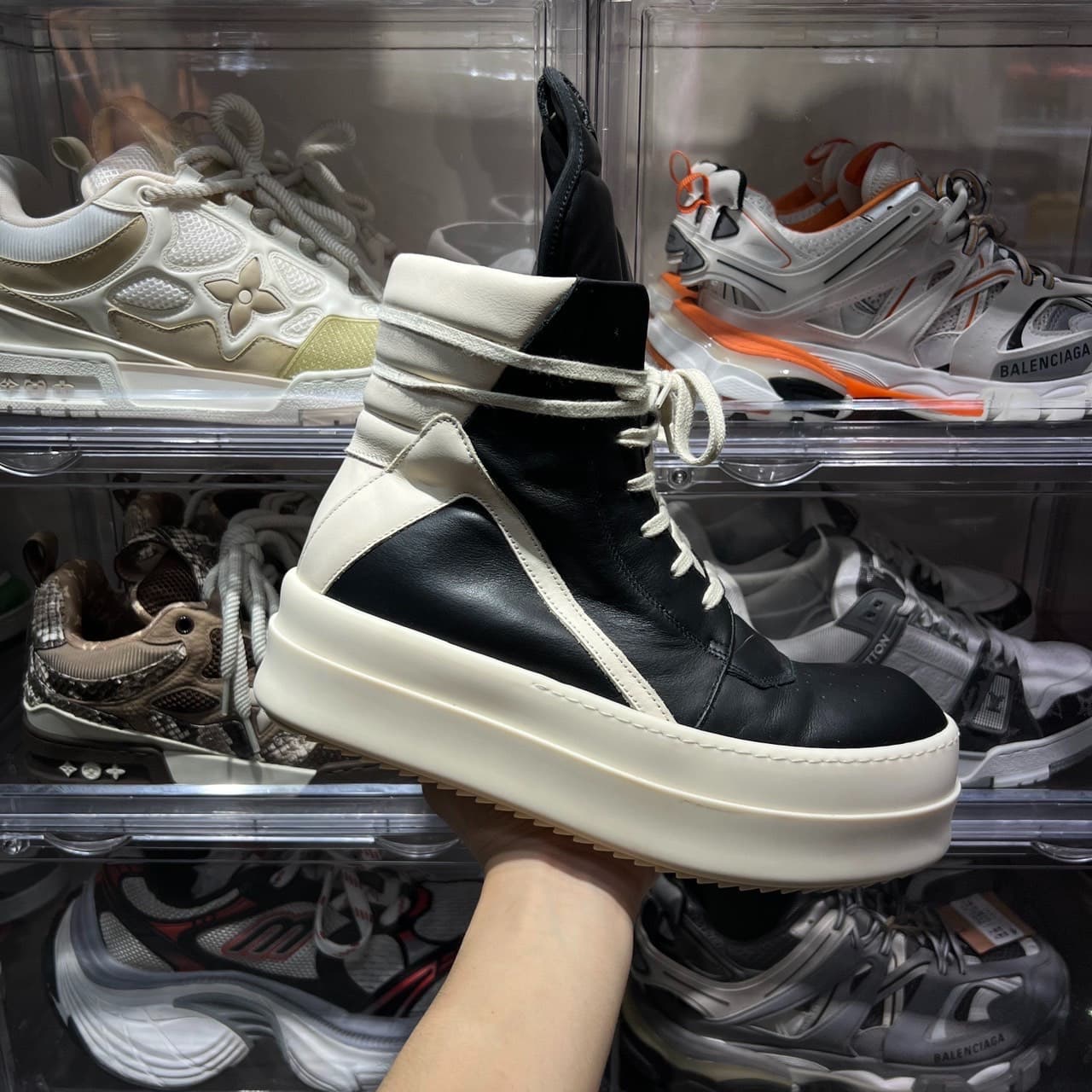 Перевернутый треугольник на толстой подошве от Rick Owen's main line длиной 41 ярд