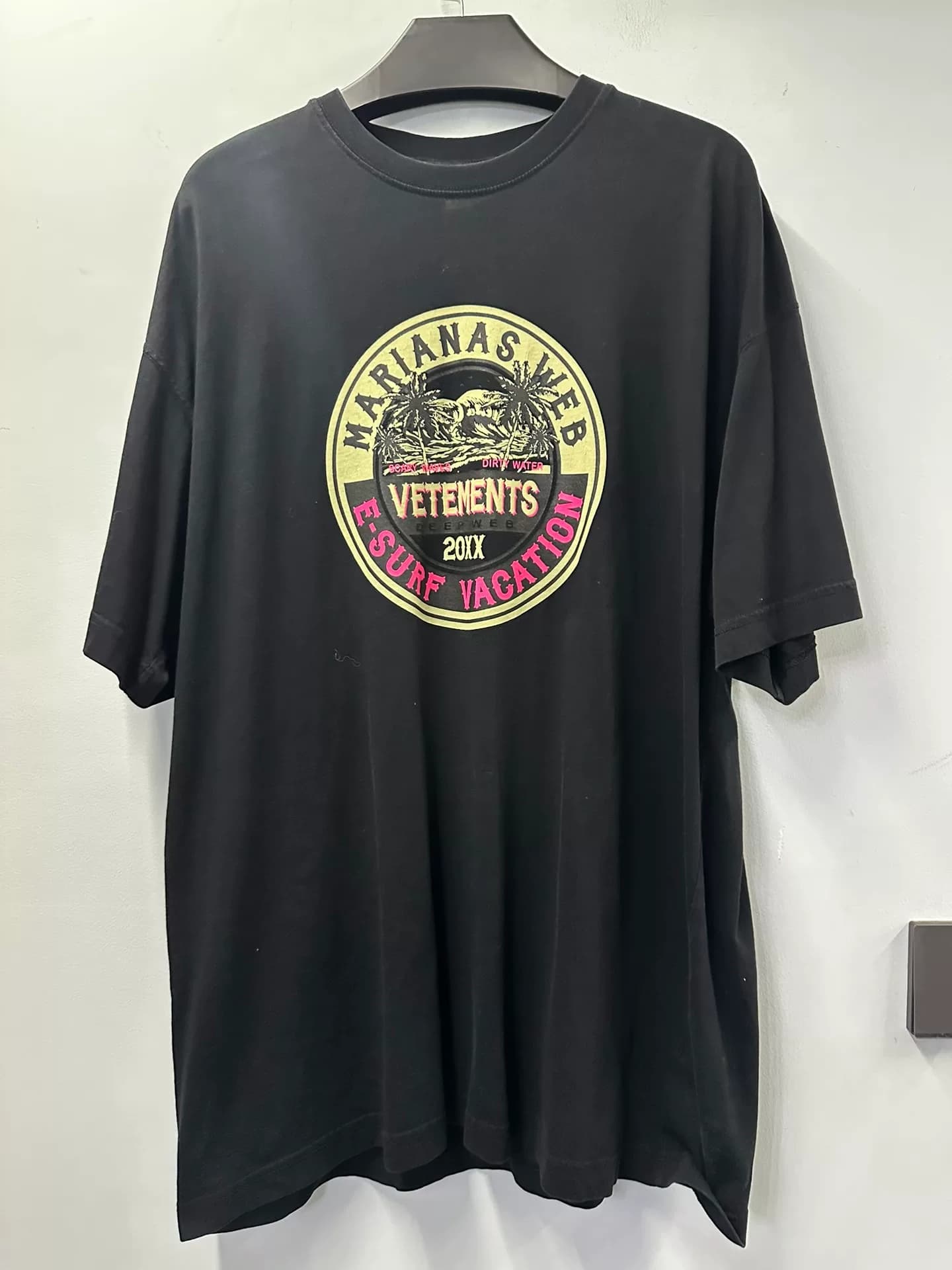 Платье с короткими рукавами от Vetements - это редкость. Мне нравится. Цвет совсем новый.