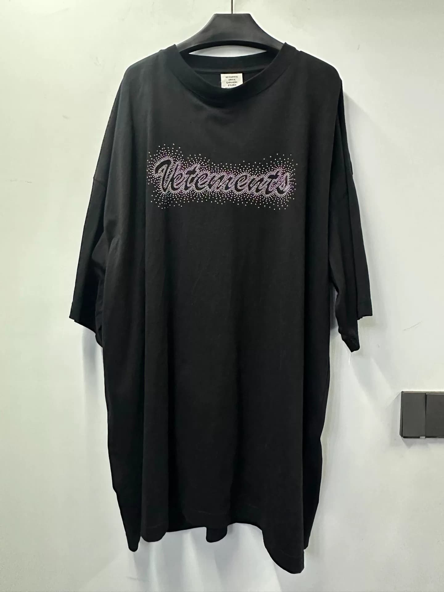 нарукавники с логотипом vetements hot diamond и культовой буквой l посередине с логотипом vtm