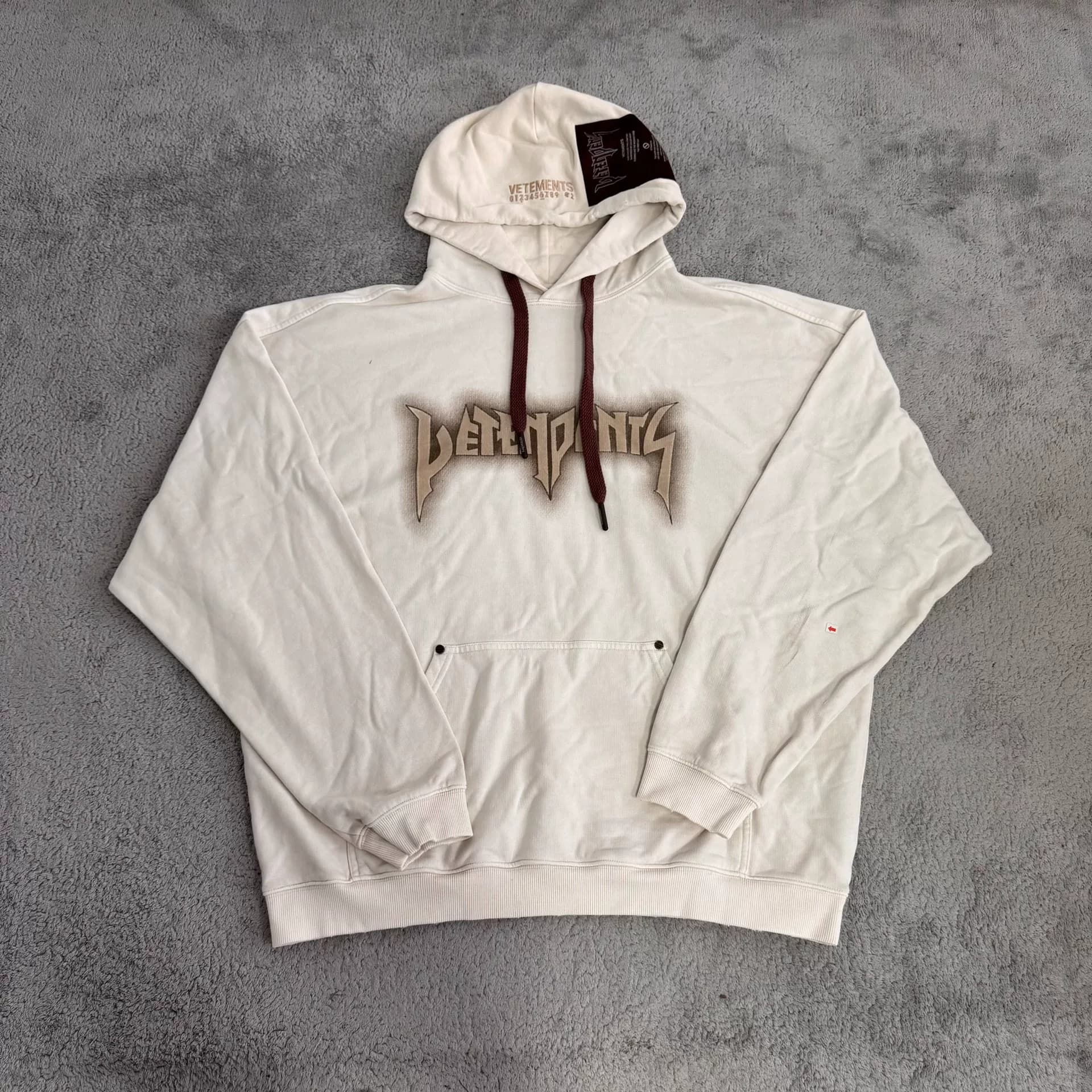 Свитер с капюшоном и длинными рукавами VETEMENTS
