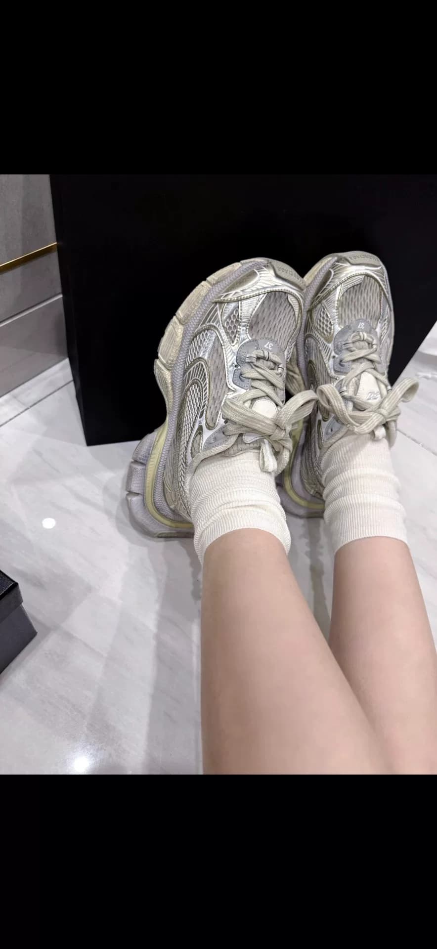 Туфли Balenciaga покупаются за 300 юаней и надеваются дважды. Если вы хотите, вы можете постирать их и отправить еще раз.