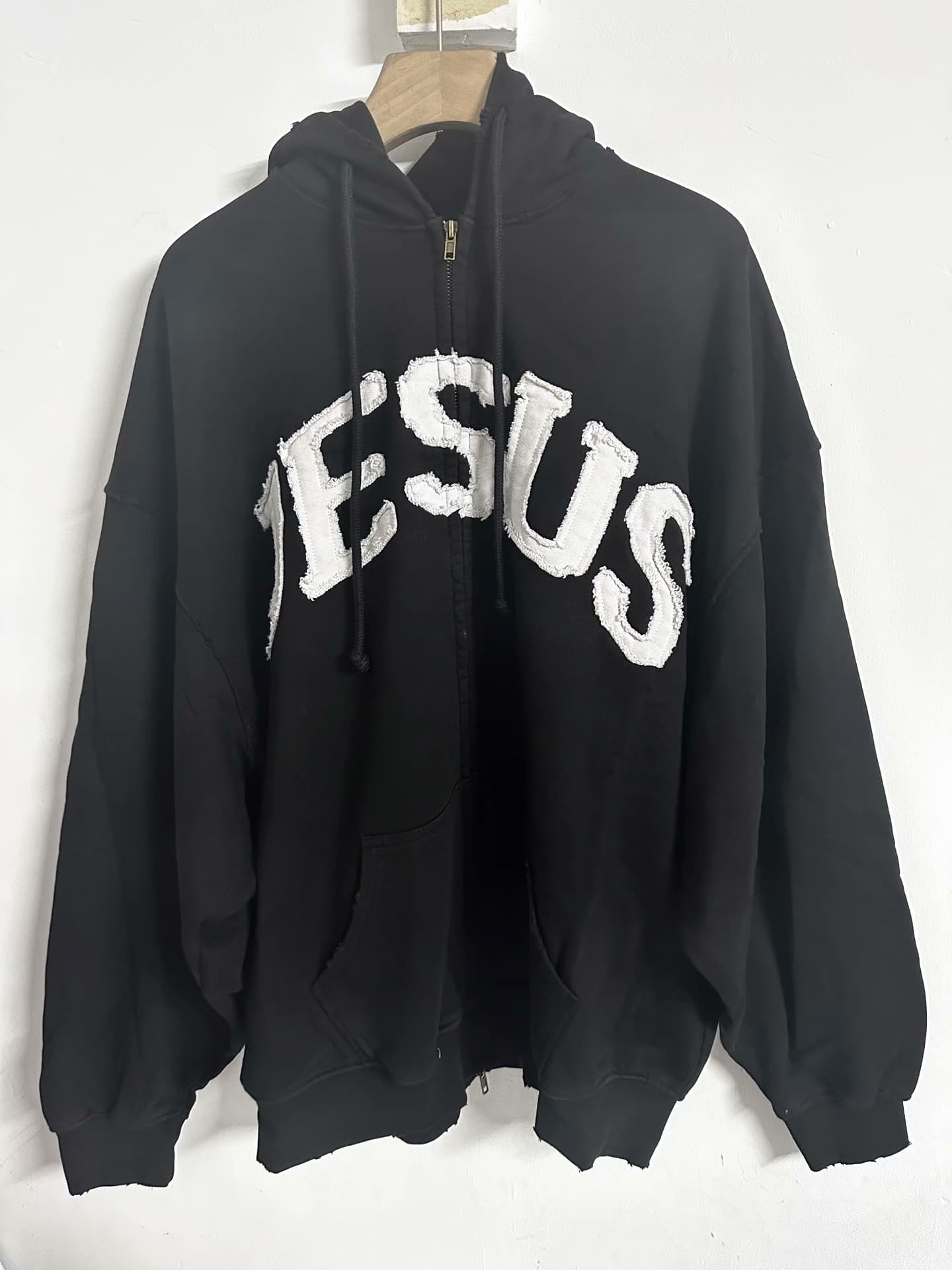 Новый свитер на молнии с нашивками от VETEMENTS