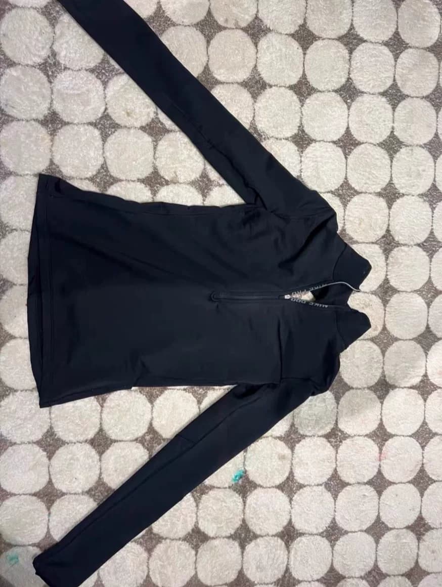 Спортивный топ из тонкого флиса Nike pro, размер s, очень красивый, куплен по обычной цене в специализированном магазине, на ощупь приятный