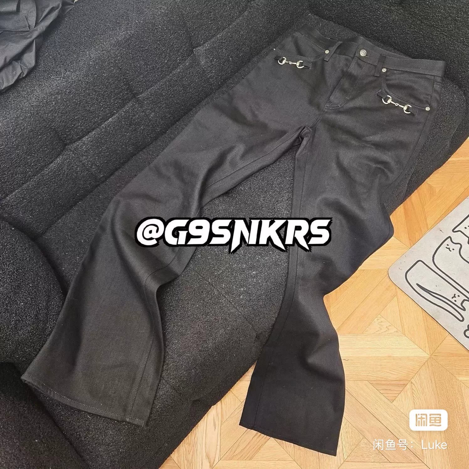 Оригинальный независимый участник ”G9SNKRS" Демна переехал в GU и дебютировал с новой работой!застежка