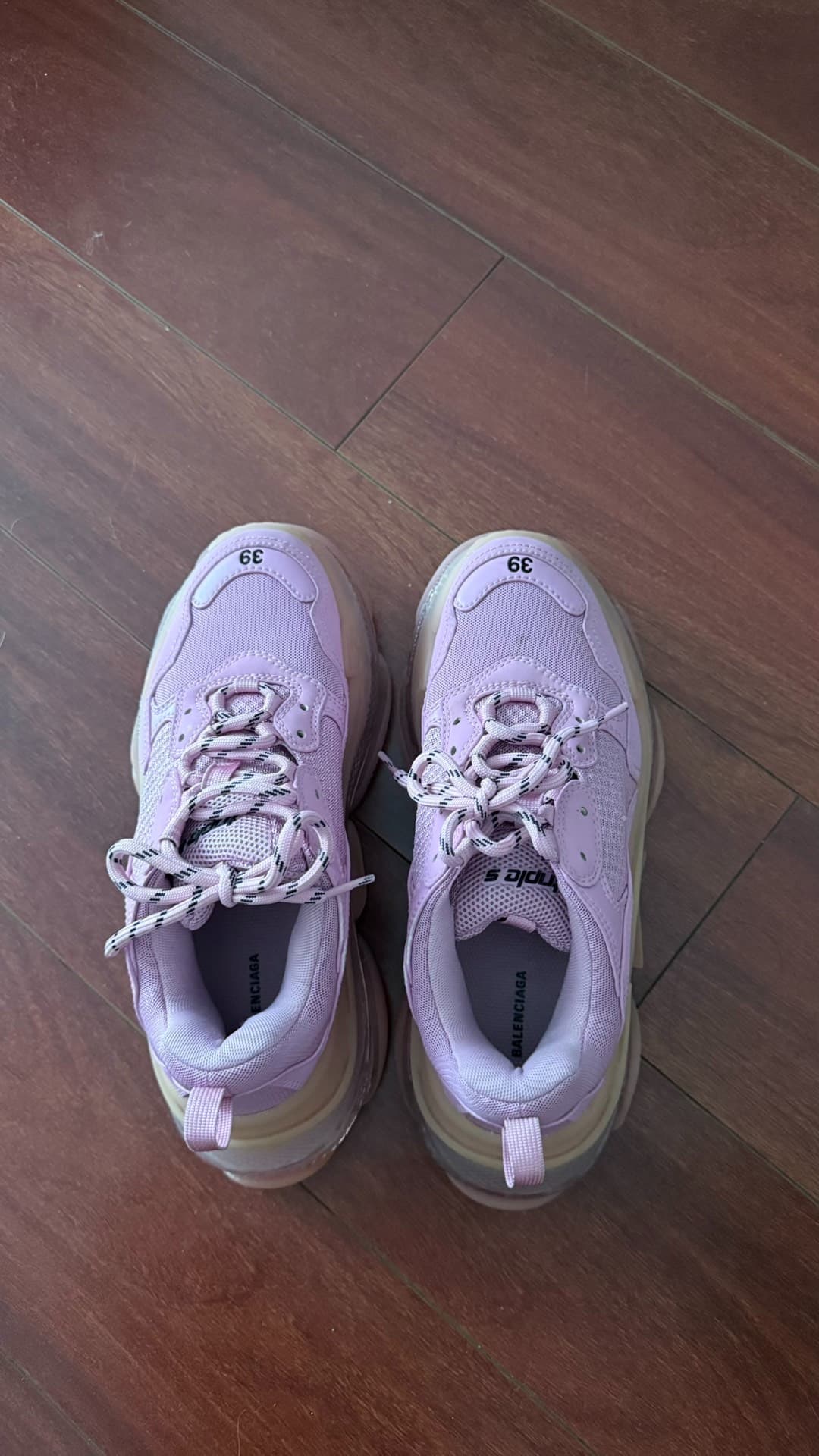 Это правда. Не спрашивай... розовые туфли от Balenciaga daddy 39-го размера.