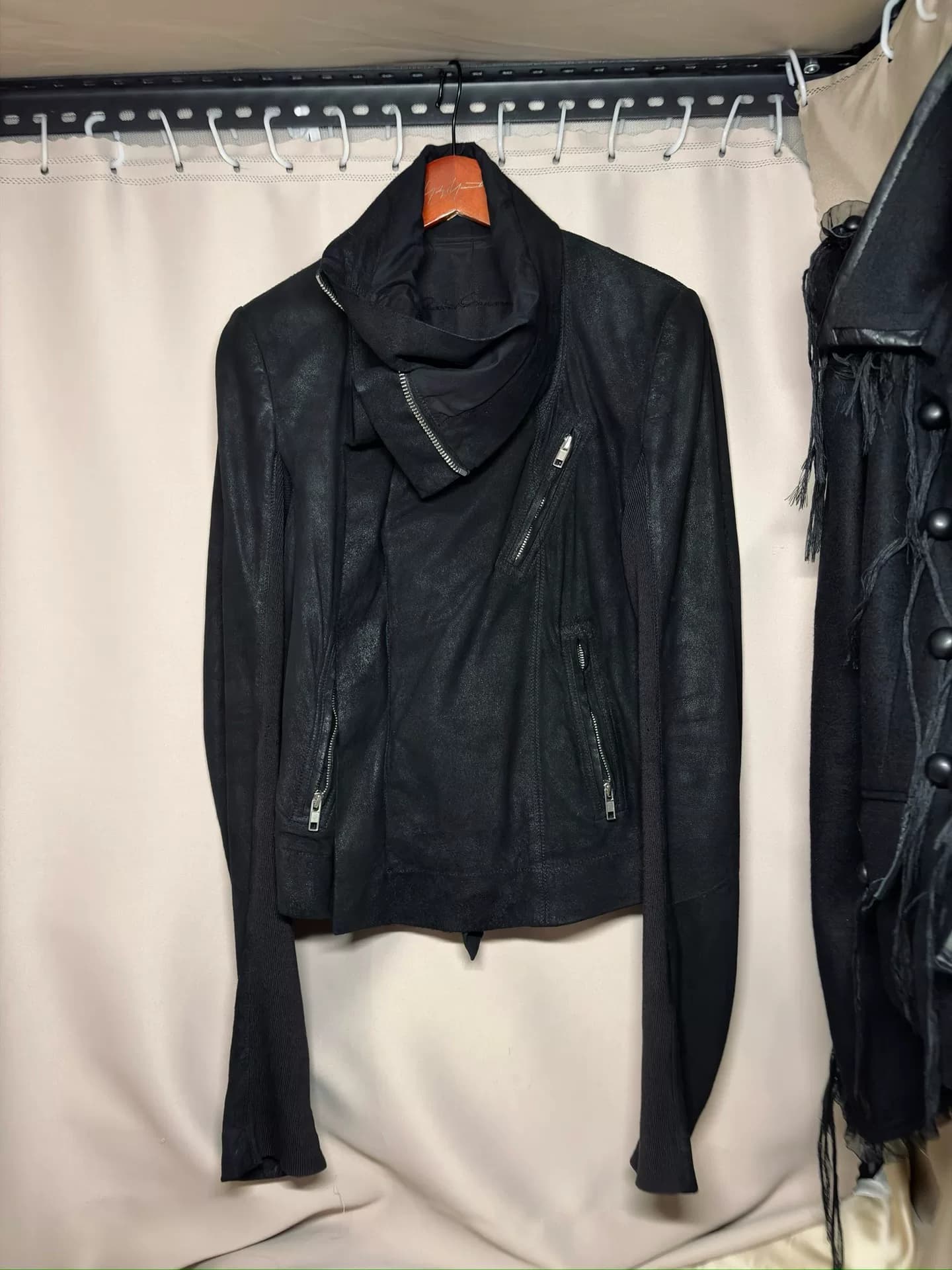 Мотоциклетная куртка-водолазка из эрозивной овчины Rick owens 15FW main line с высоким воротом