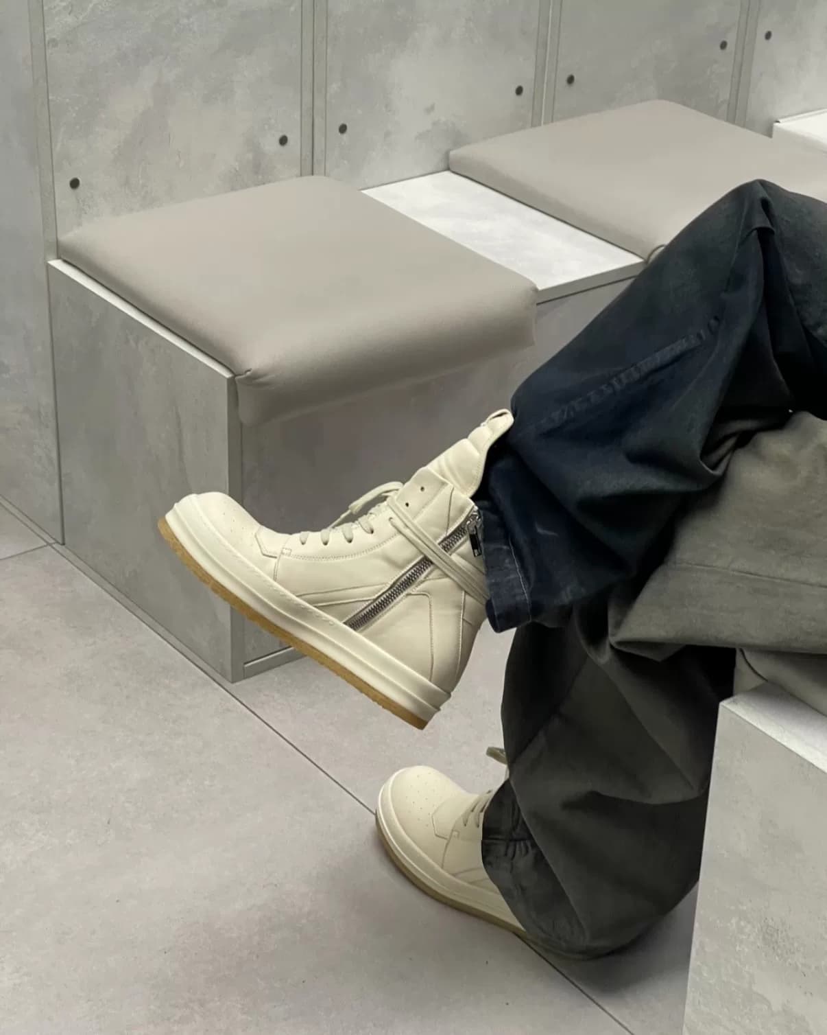 Высокие ботинки с перевернутым треугольным верхом Rick Owens 25FW на чисто-белой необработанной резиновой подошве