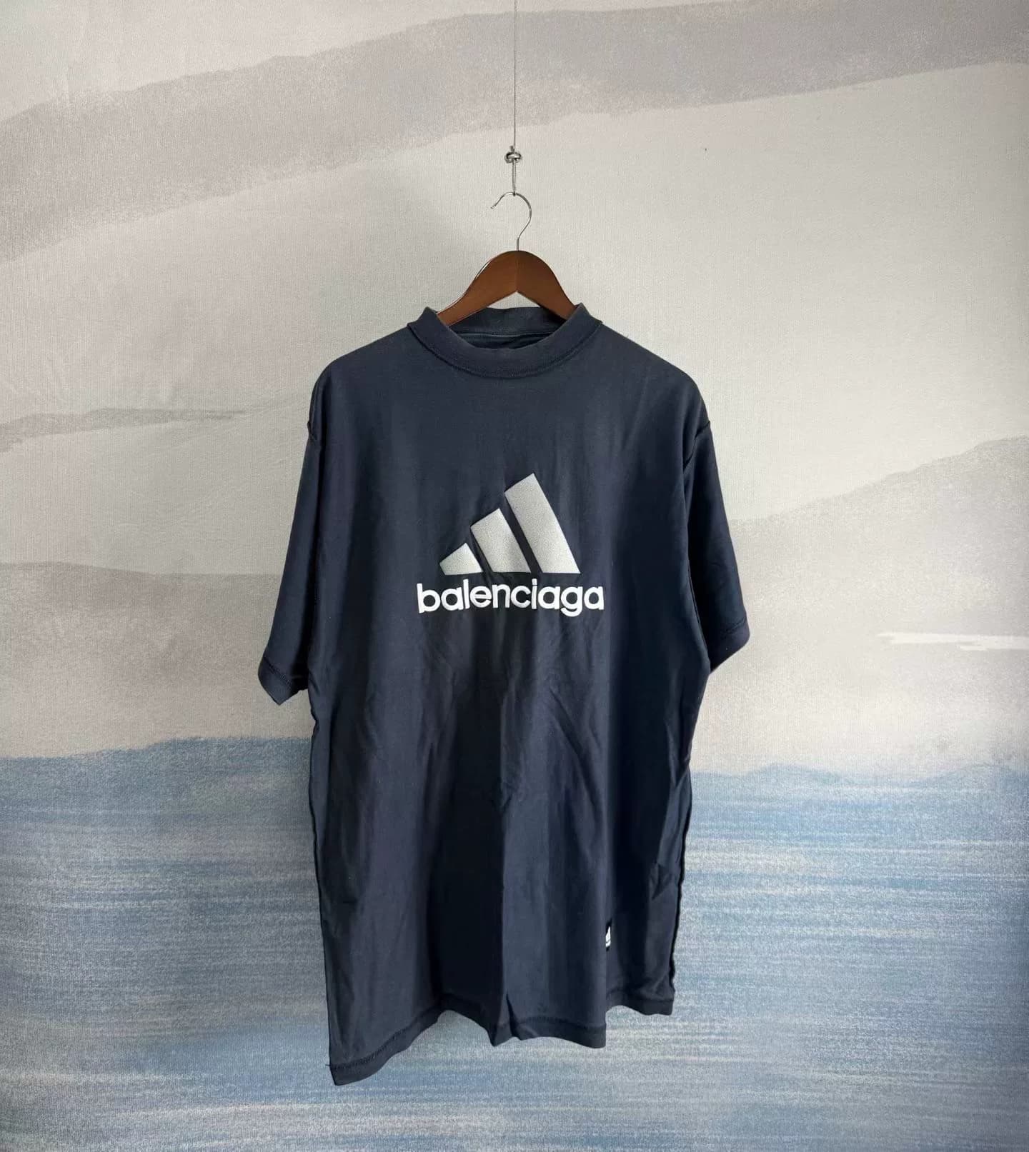 Balenciaga x Adidas темно-синий с вышитыми буквами на коротком рукаве