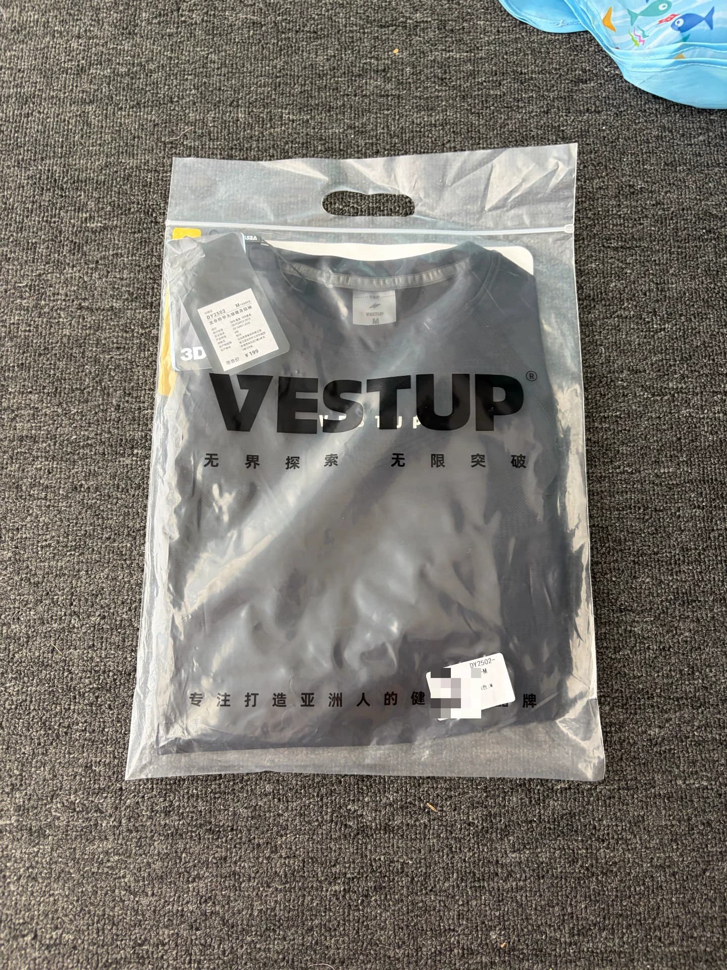 Бесшовный жаккардовый жаккард с короткими рукавами VESTUP визуально увеличивает объем мышц благодаря высокоэластичной поверхности