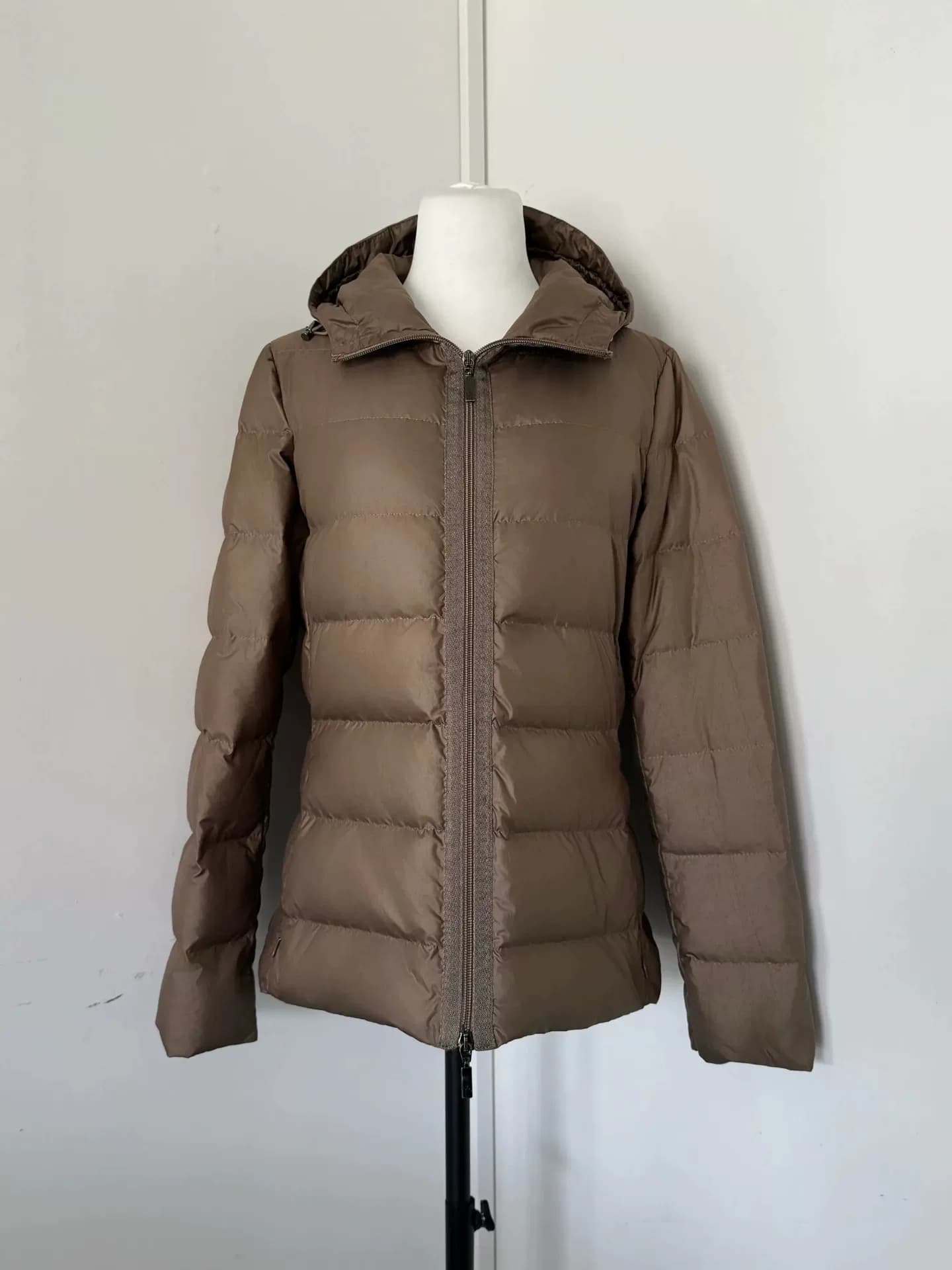Пуховик Moncler, цвет Мокко, размер 2, длина 68, обхват груди 46,
