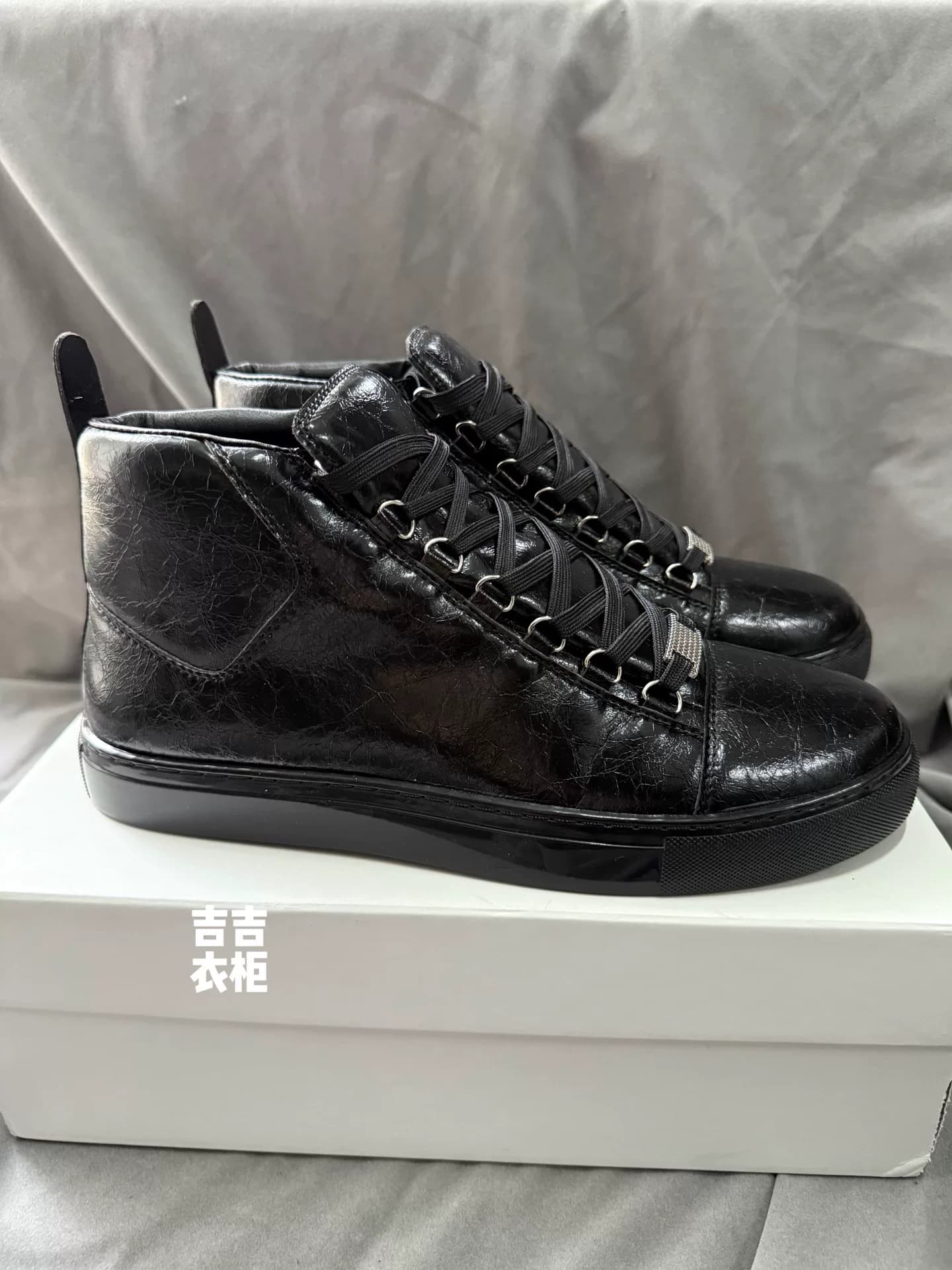 Кроссовки Balenciaga Balenciaga из лакированной кожи в складку kan