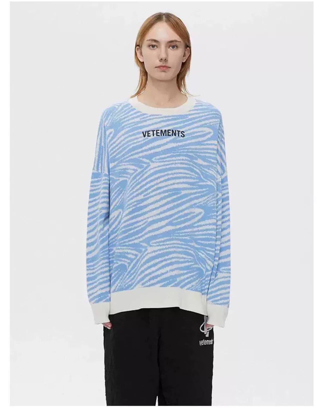 Свитер в диагональную полоску Vetements, фруктово-зеленая и светло-голубая цветовая гамма, нейтральный стиль, повседневный вариант