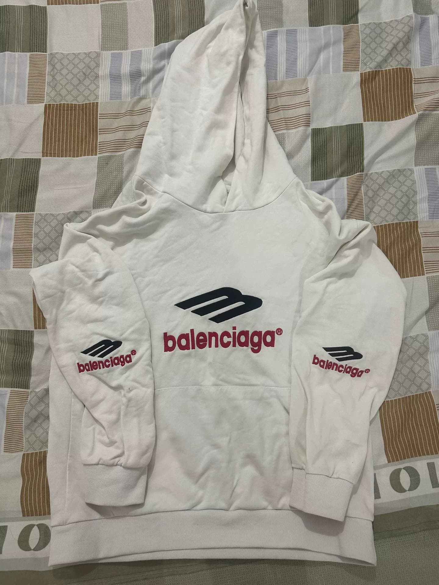 Свитер Balenciaga размер м, вышивка иглой 10 000, посмотрите на детали, цену легко назвать, есть проблема с продажей в убыток