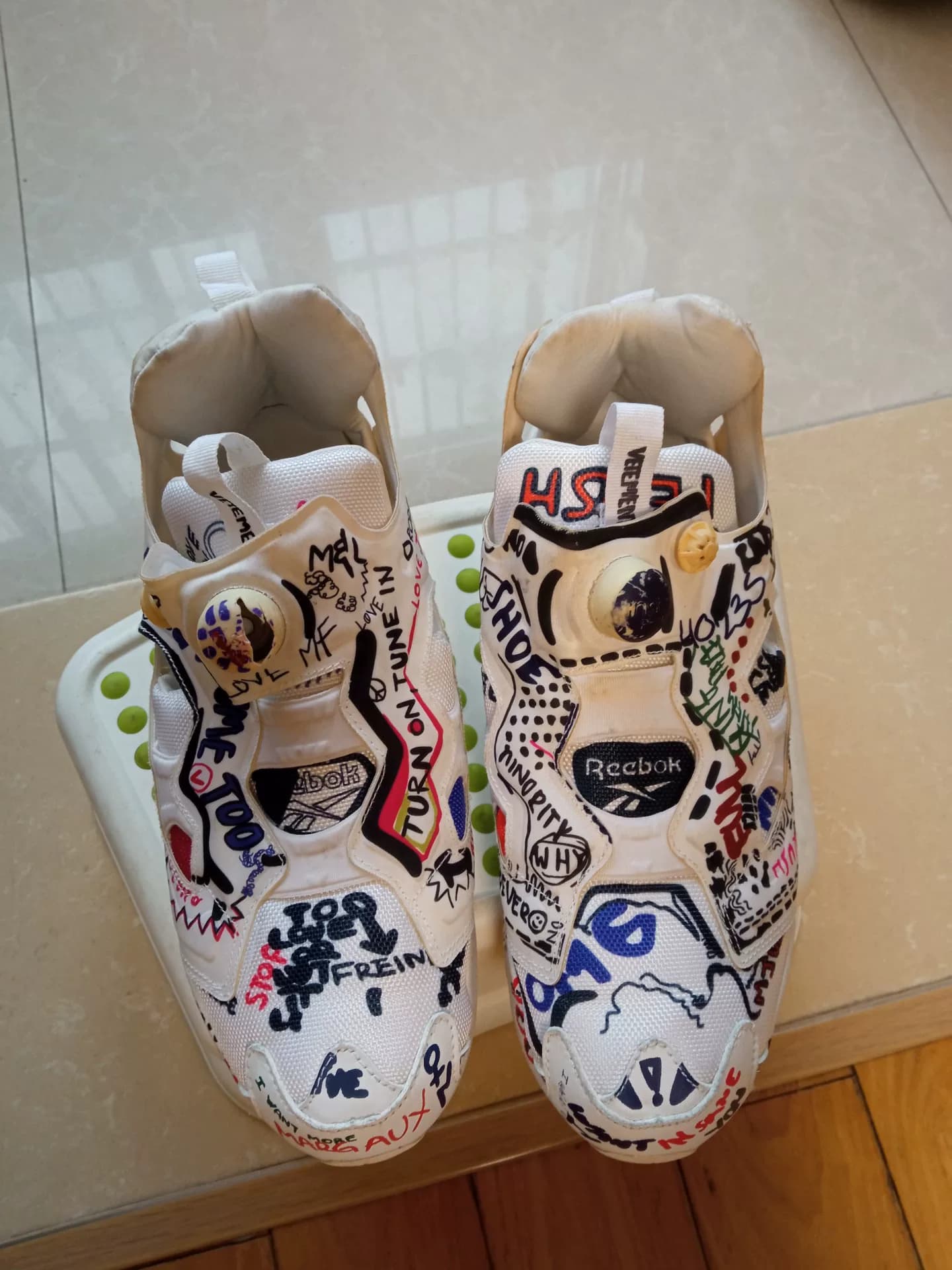 Персональный код: Vetements x кобрендинговая обувь Reebok с граффити 4