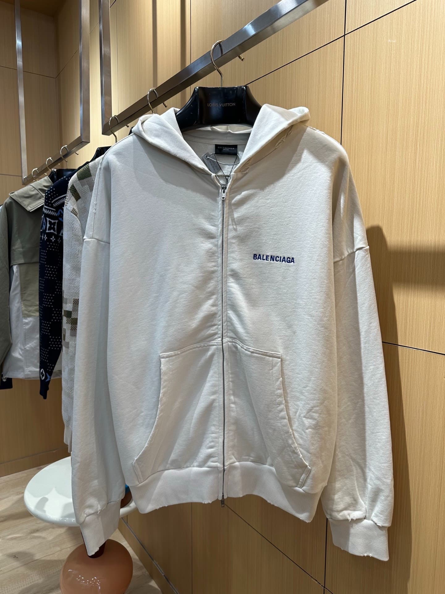 Синие буквы Balenciaga Paris высокой четкости спереди и сзади.