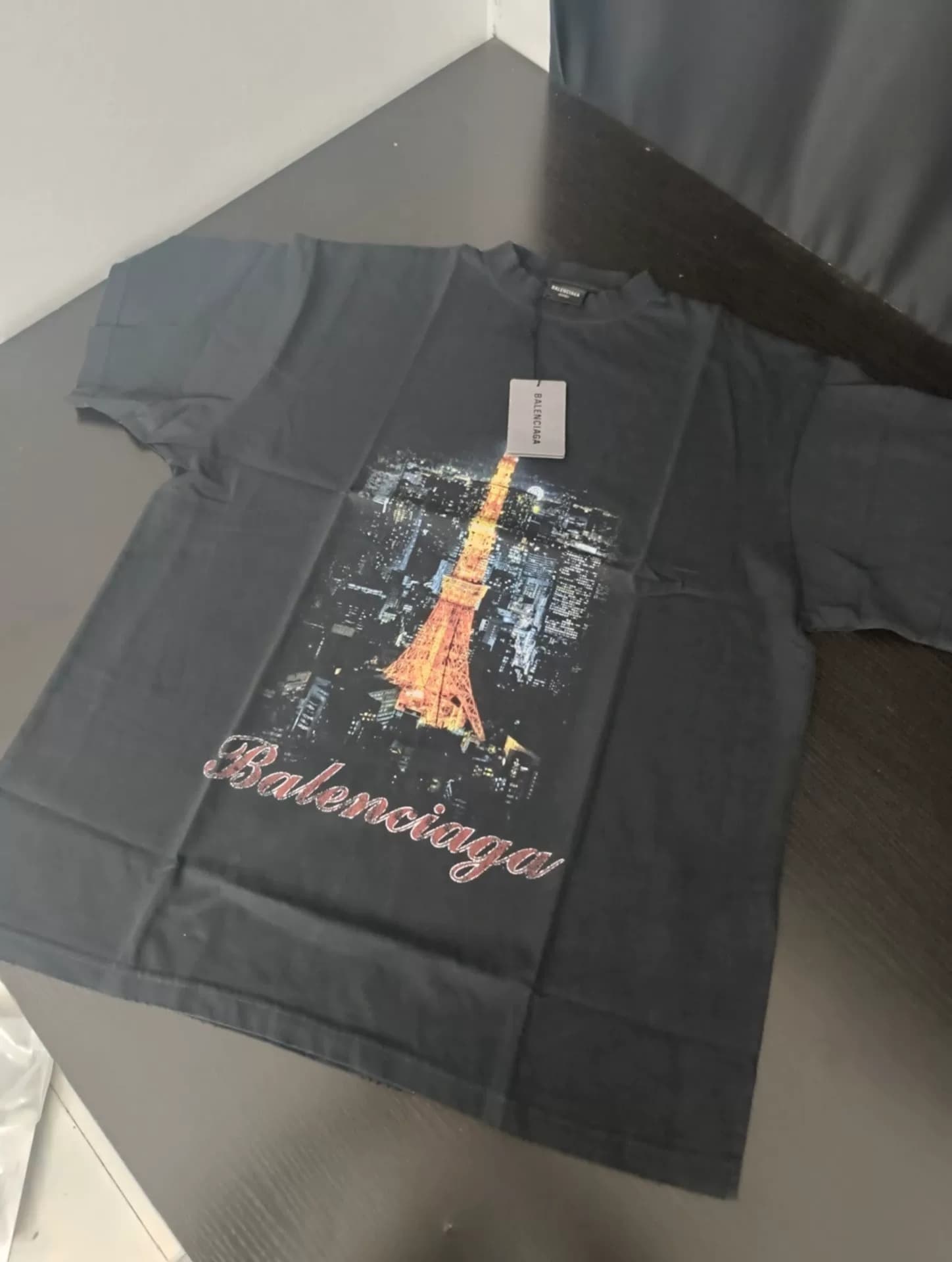 Верхняя версия - out of Paris, Tokyo Tower, постиранная и ношеная с короткими рукавами.