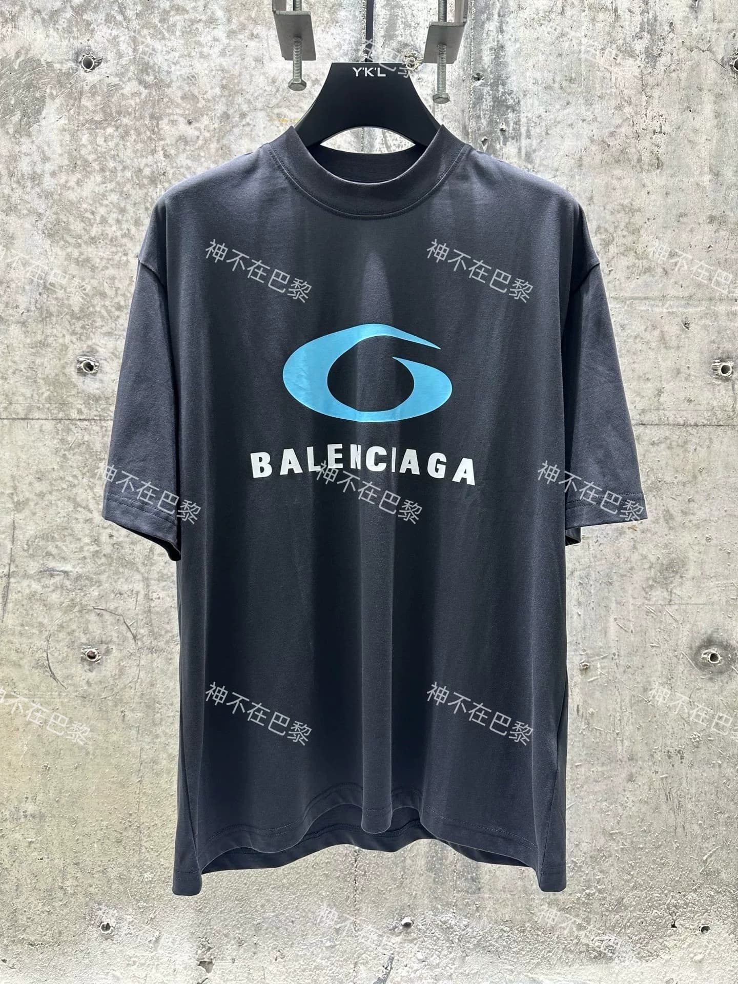 Футболка с короткими рукавами Balenciaga blue ring surfing, выполненная в высоком разрешении, с логотипом Balenciaga blue ring surfing.