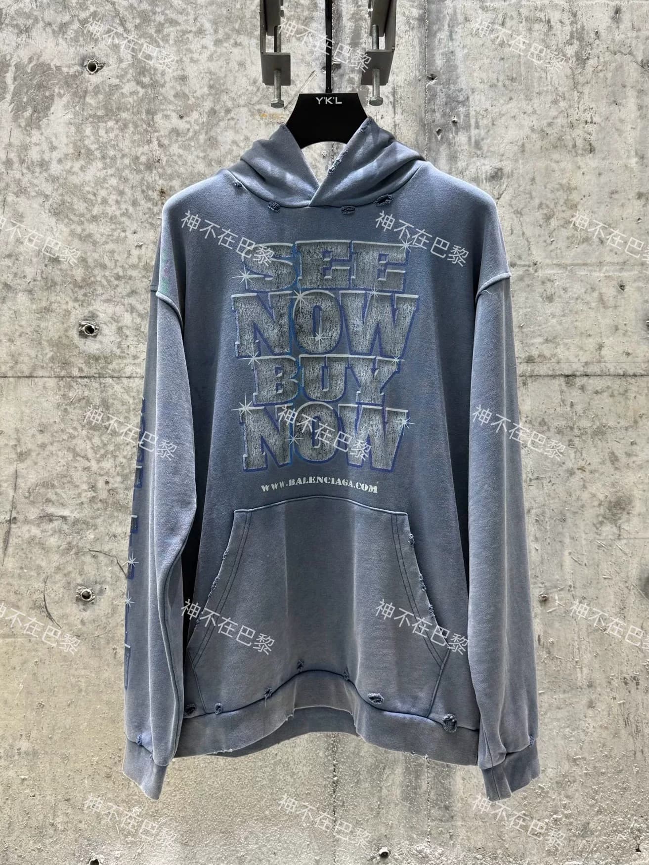 Толстовка с капюшоном Balenciaga heavy industry от Balenciaga heavy industry, выполненная в высоком разрешении, украшена бриллиантами