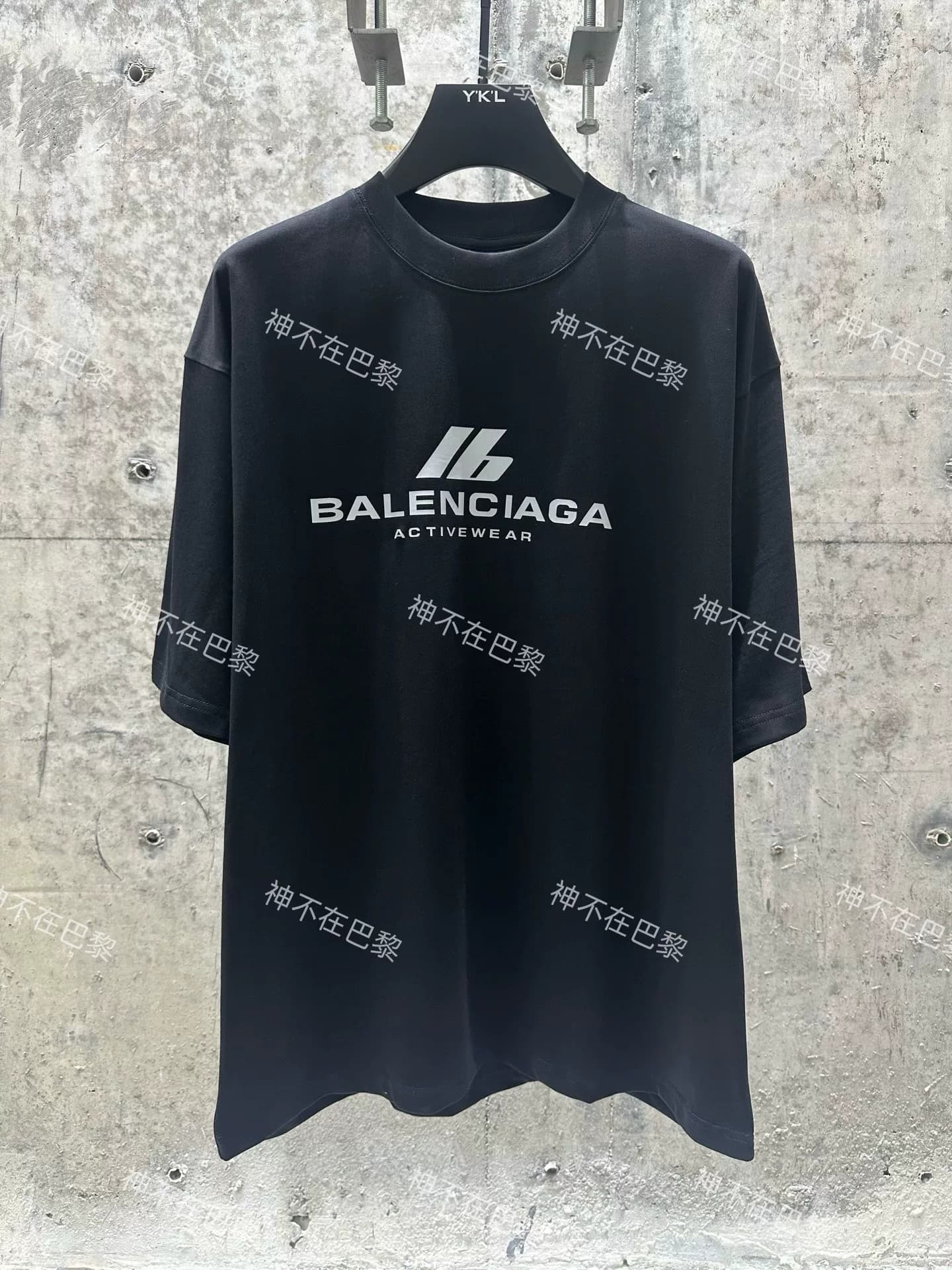 Футболка со светоотражающим буквенным логотипом Balenciaga IB с короткими рукавами, выполненная в высоком разрешении.
