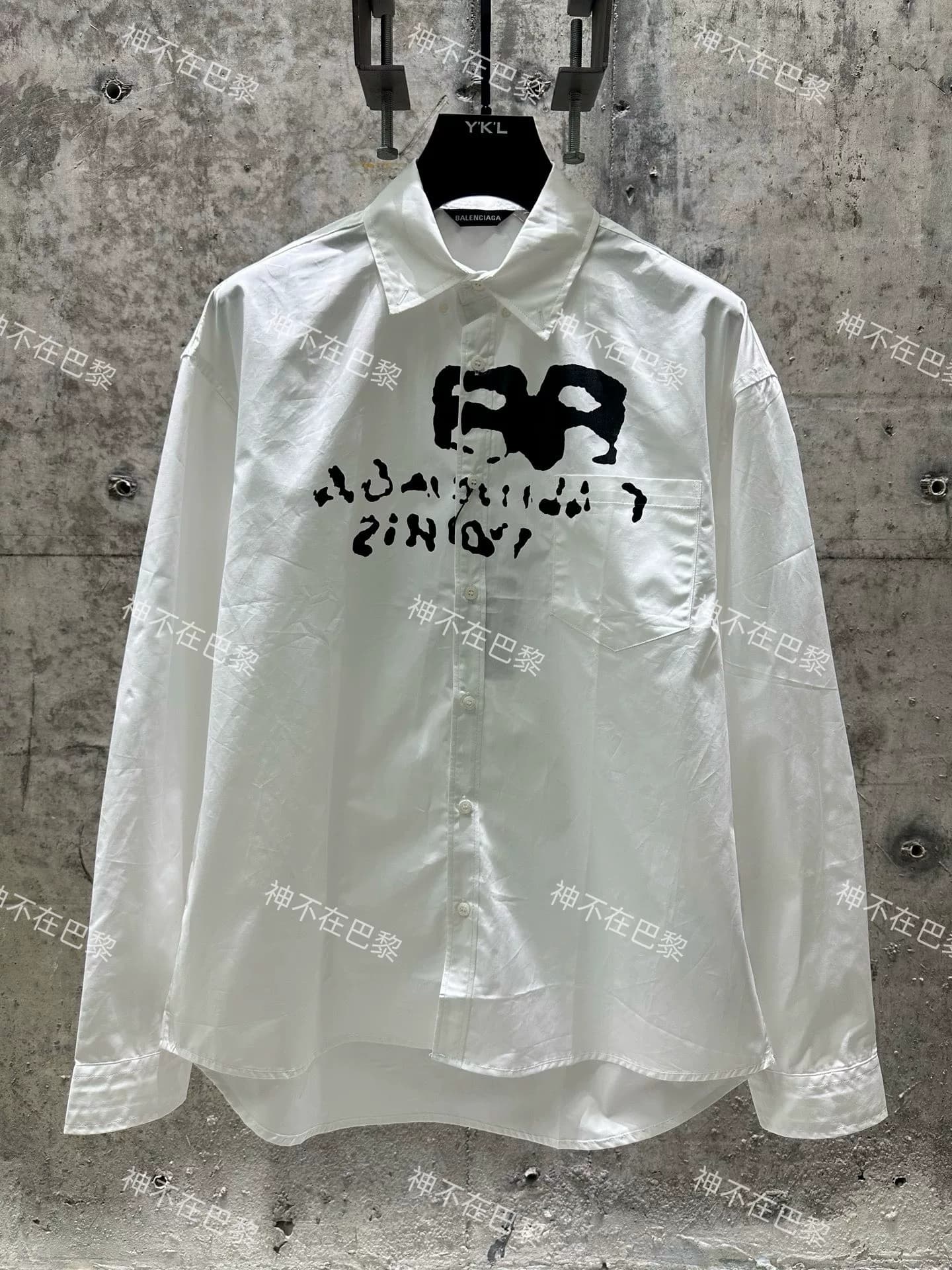 Версия с высоким разрешением логотипа Balenciaga Balenciaga BB graffiti с буквами, разбрызгивающими чернила.