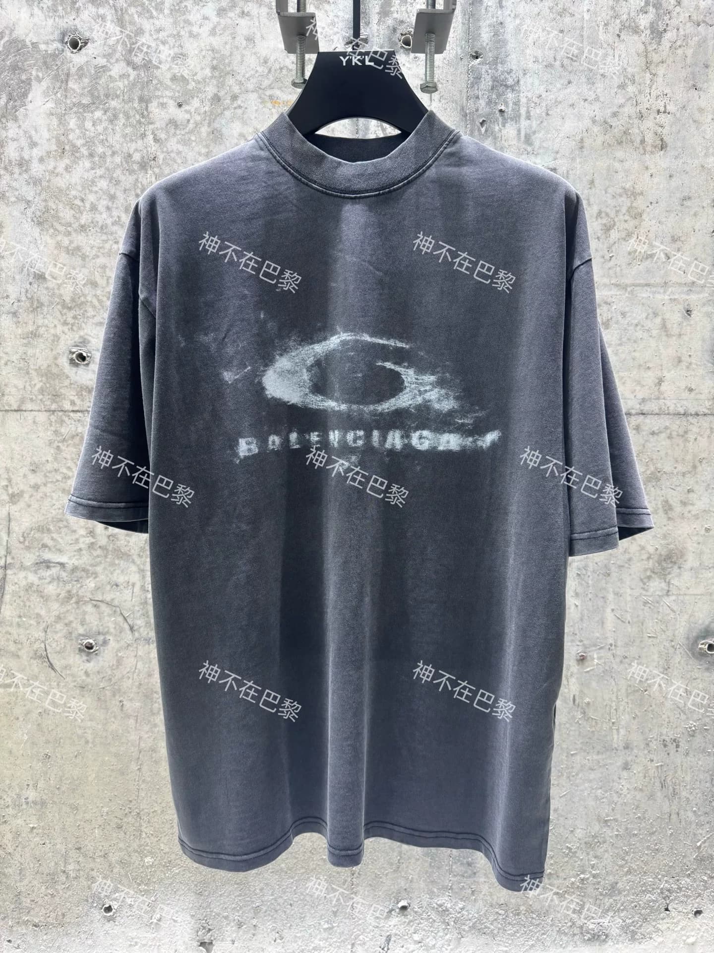 Версия газеты Balenciaga Balenciaga 26ss для классной доски с высокой четкостью изображения, распыленная на одно кольцо.