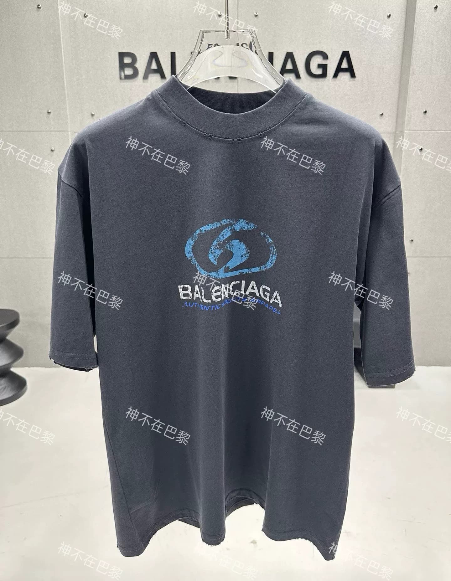 Версия логотипа Balenciaga в высоком разрешении Balenciaga surfing с логотипом Balenciaga surfing в высоком разрешении потерта, постирана и немного п…