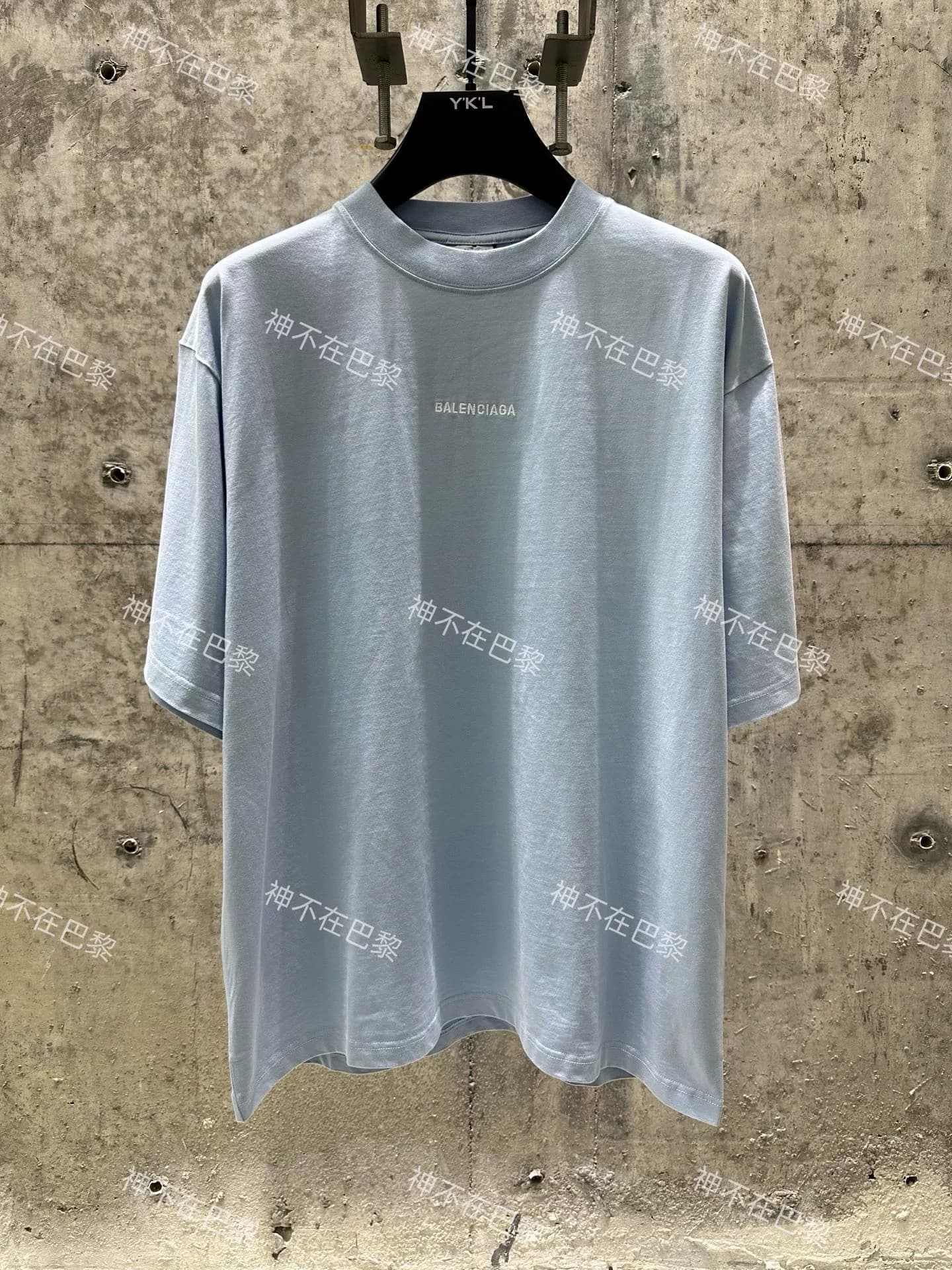 Модель Balenciaga Balenciaga 26ss небесно-голубого цвета с вышитыми буквами спереди и сзади