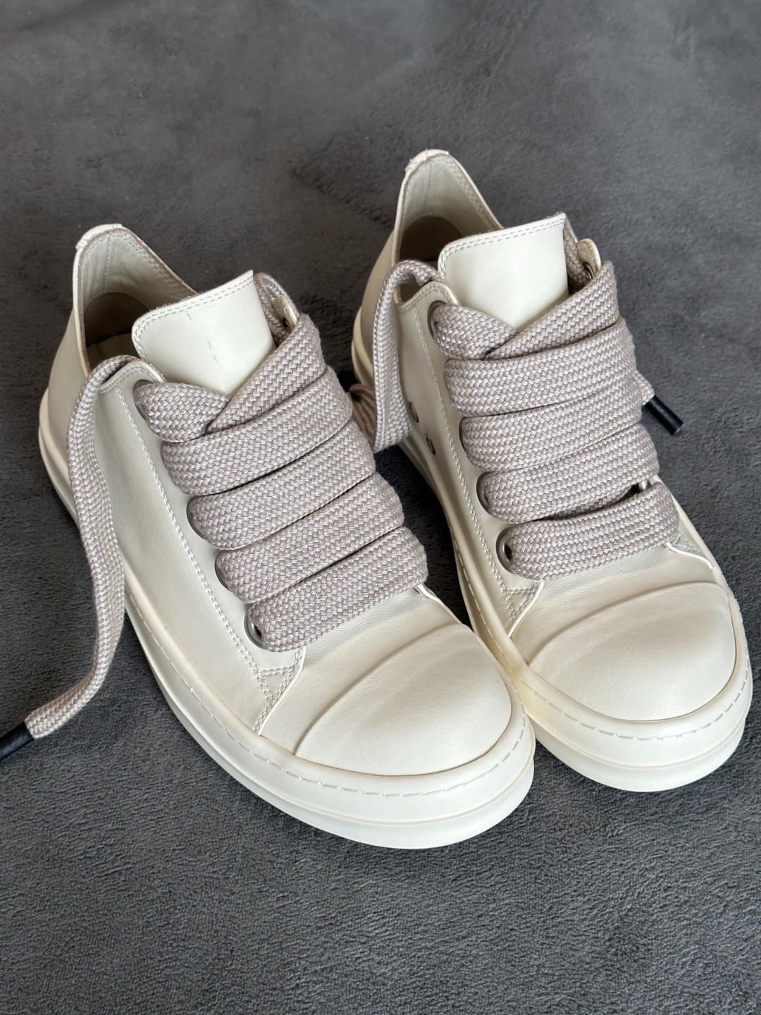 Белые туфли на толстом шнурке от RO rickowens с глубоким вырезом