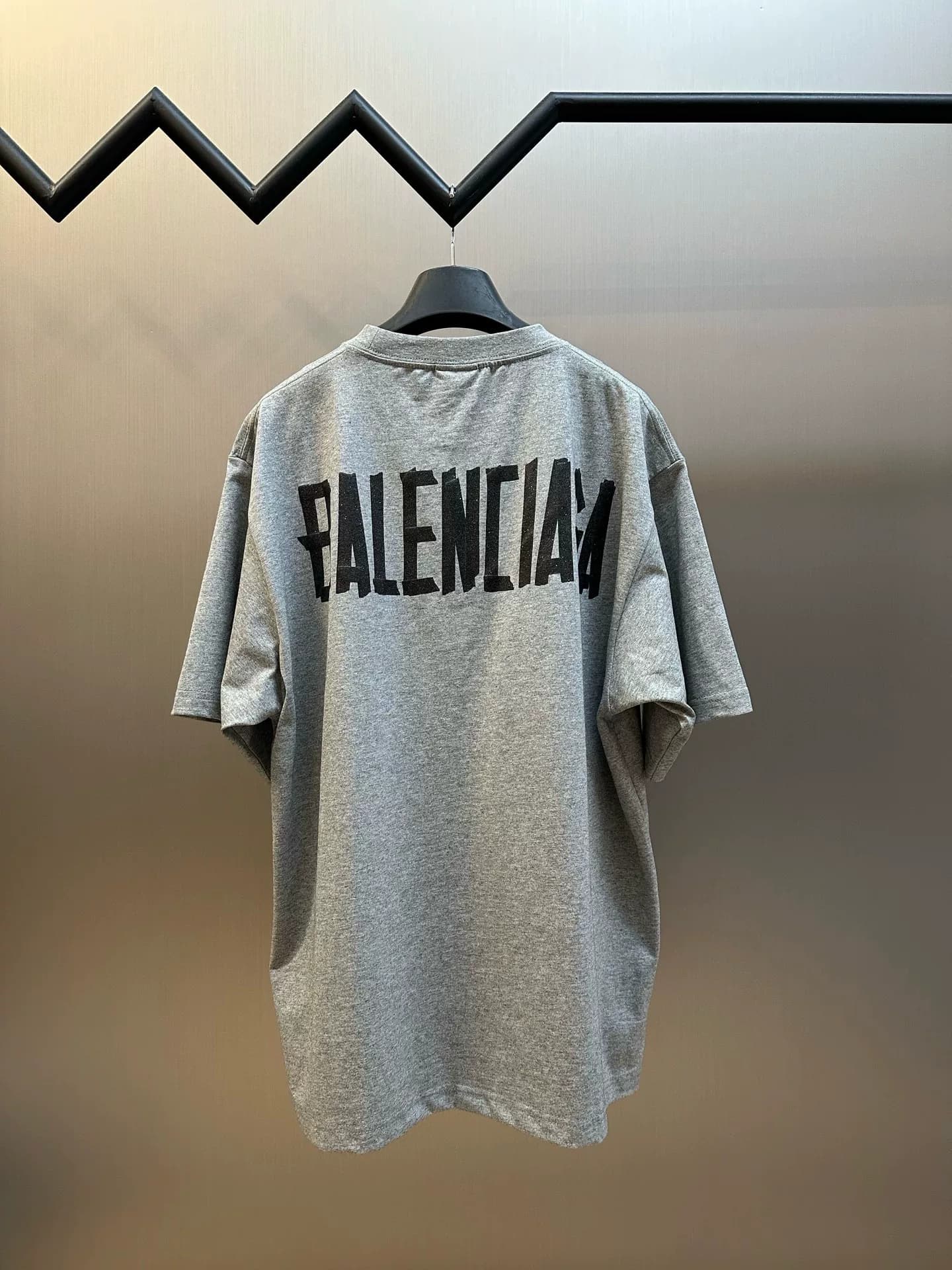 Модель Balenciaga Paris BB высокой четкости с принтом в виде блестящей ленты се…
