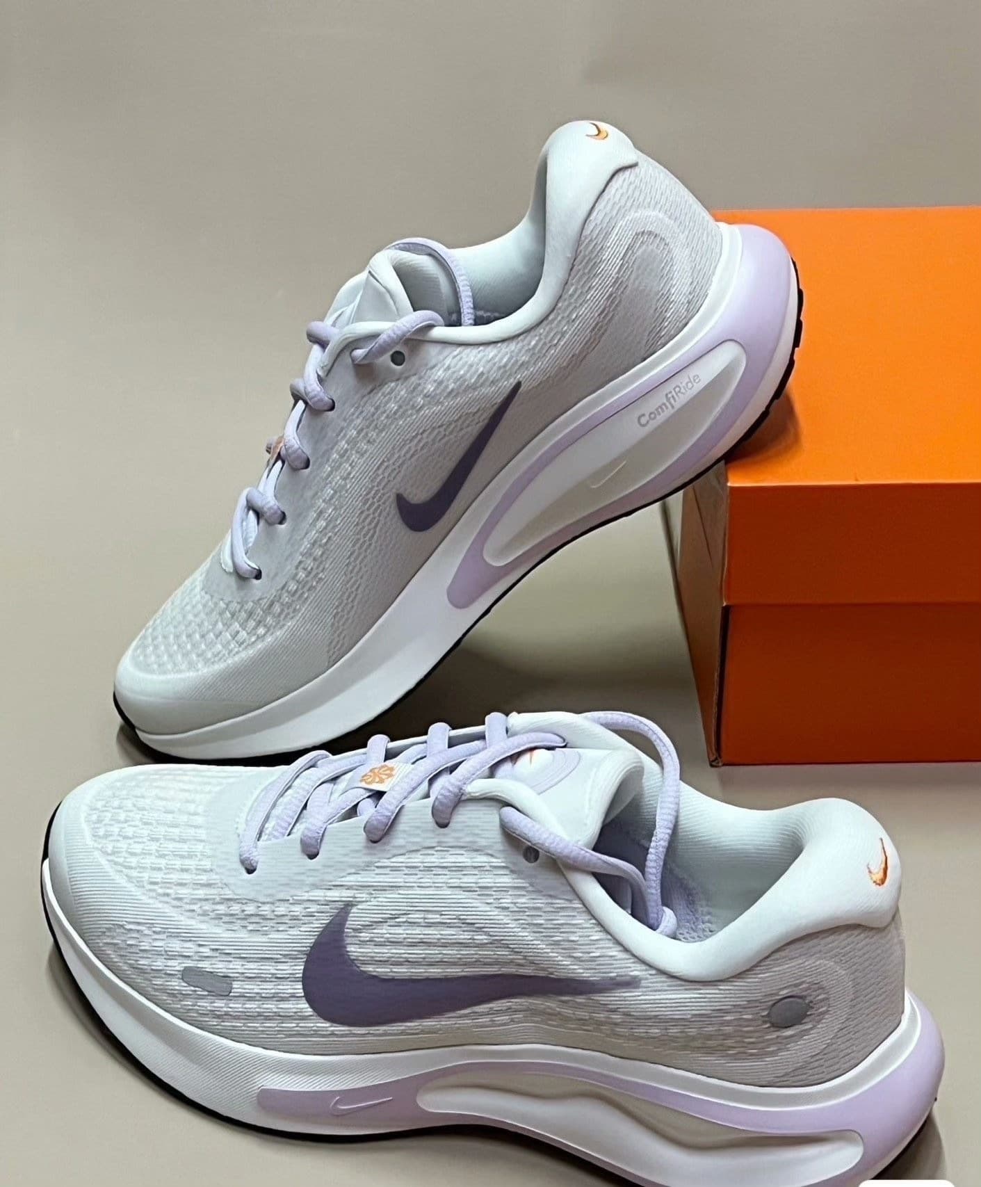 Совершенно новый и узнаваемый!Кроссовки Nike для бега journey run белого и фиолетового цветов с низким вырезом для спринтерского бега