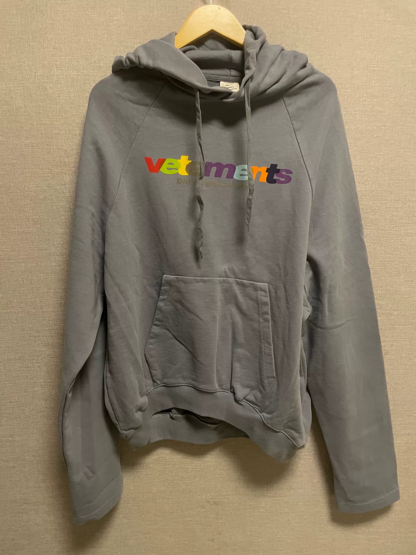 свитер с цветным слоганом vetements 19fw