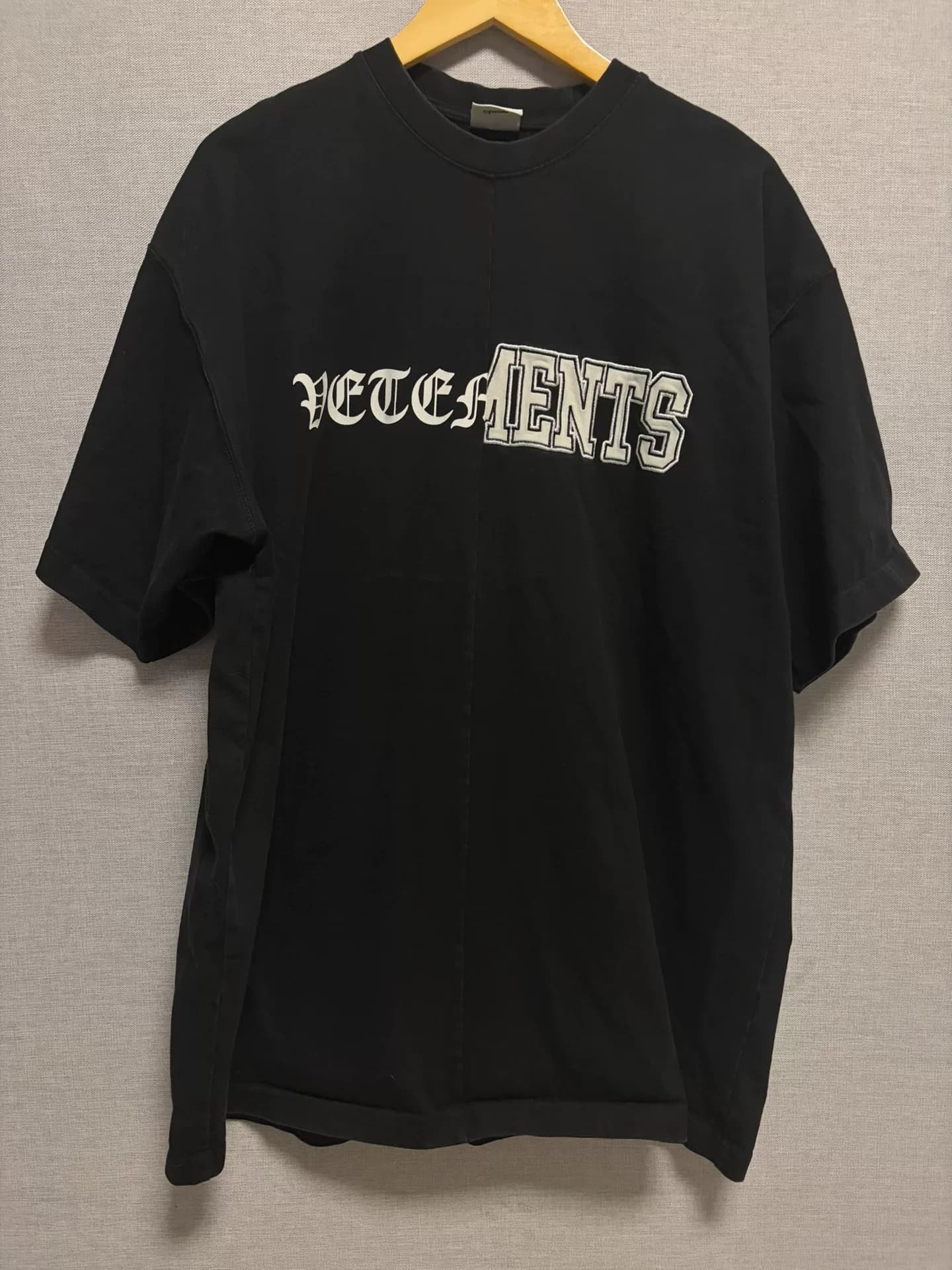 футболка с вышивкой на санскрите vetements