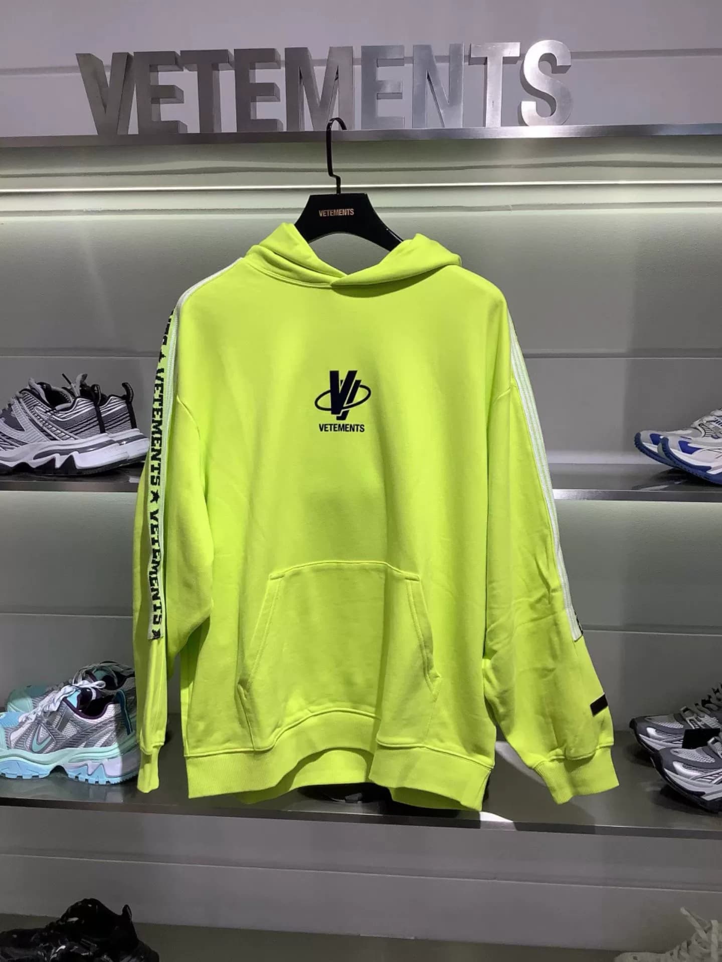 Свитер с капюшоном от VETEMENTS, абсолютно новый, с биркой!