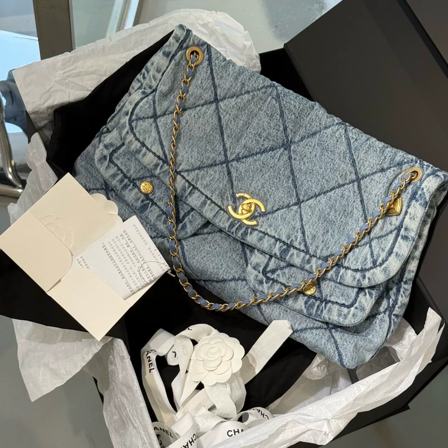 25 сентября Chanel Chanel 25-каратная синяя джинсовая сумка из денима с золотой пряжкой для аэропорта