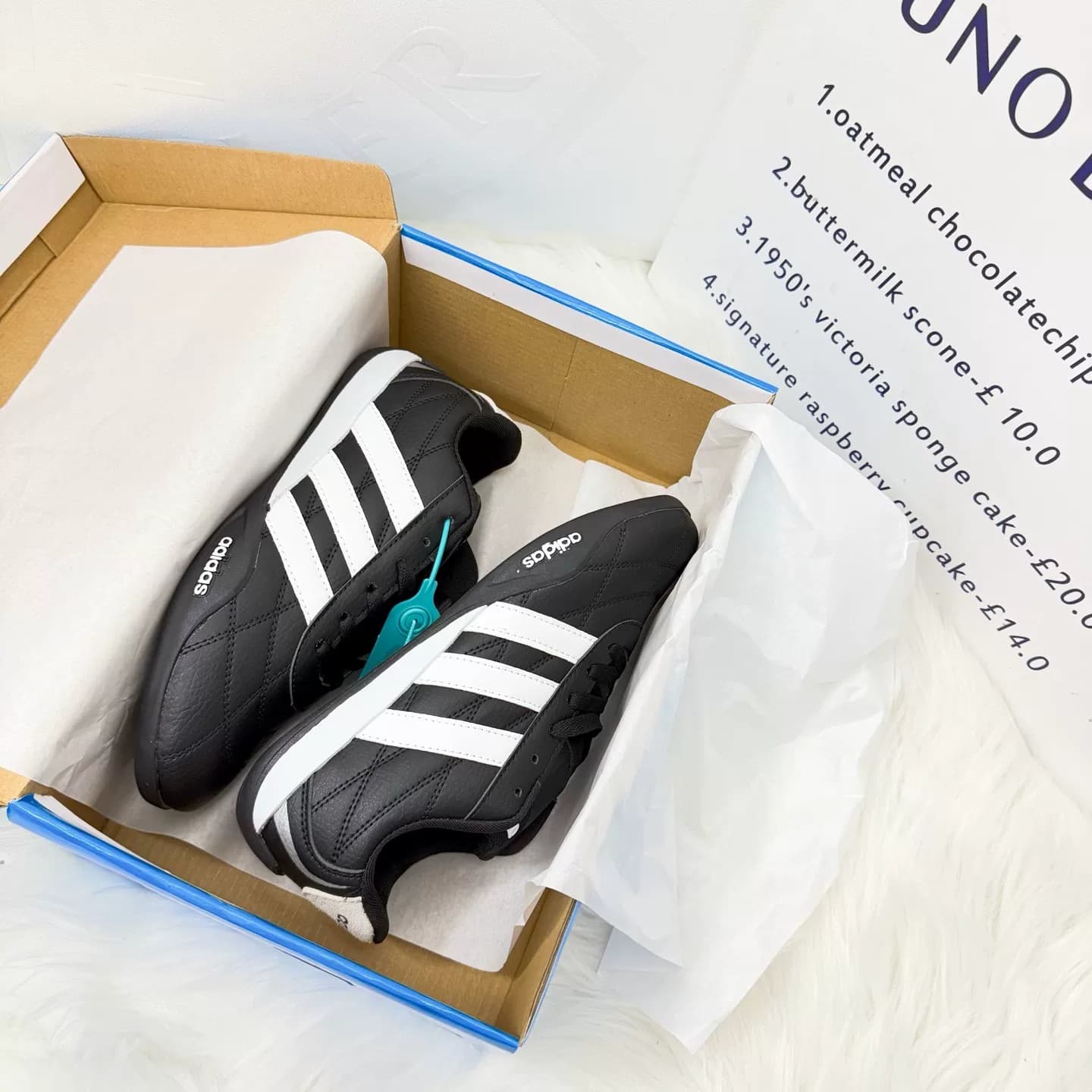Немецкие кроссовки для тхэквондо Adidas Adipista второго поколения, сочетающие черный и белый цвета,