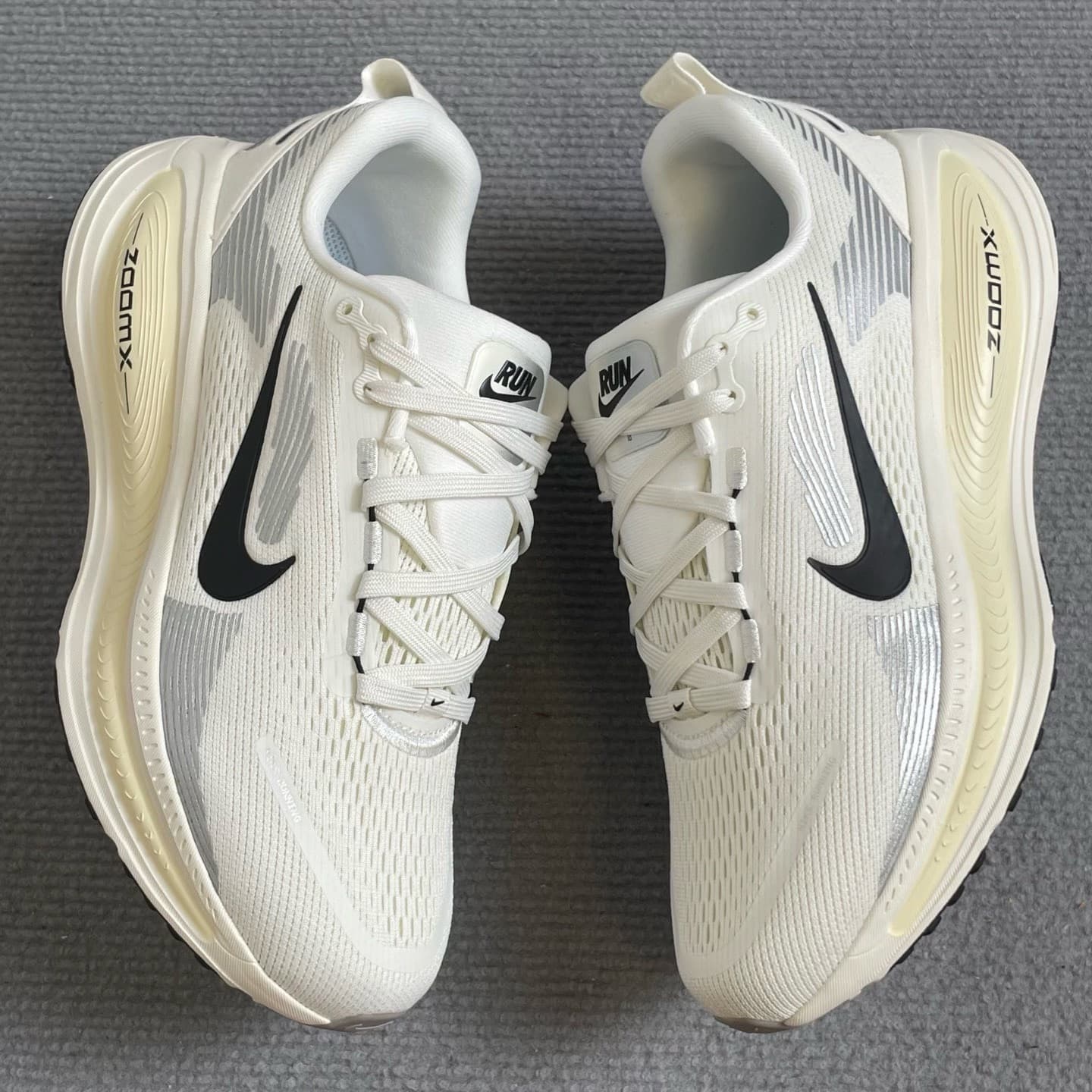Кроссовки Nike Nike Vomero 18 Moon Landing 18-го поколения белого и черного цвета в повседневном стиле