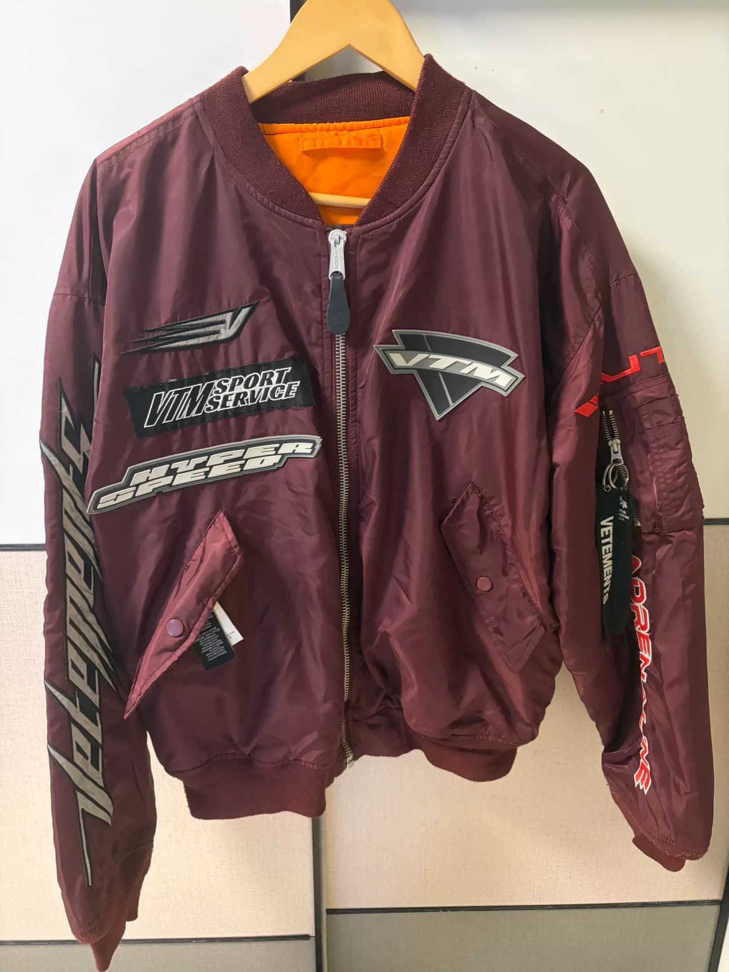 бомбер в спортивном костюме vetements