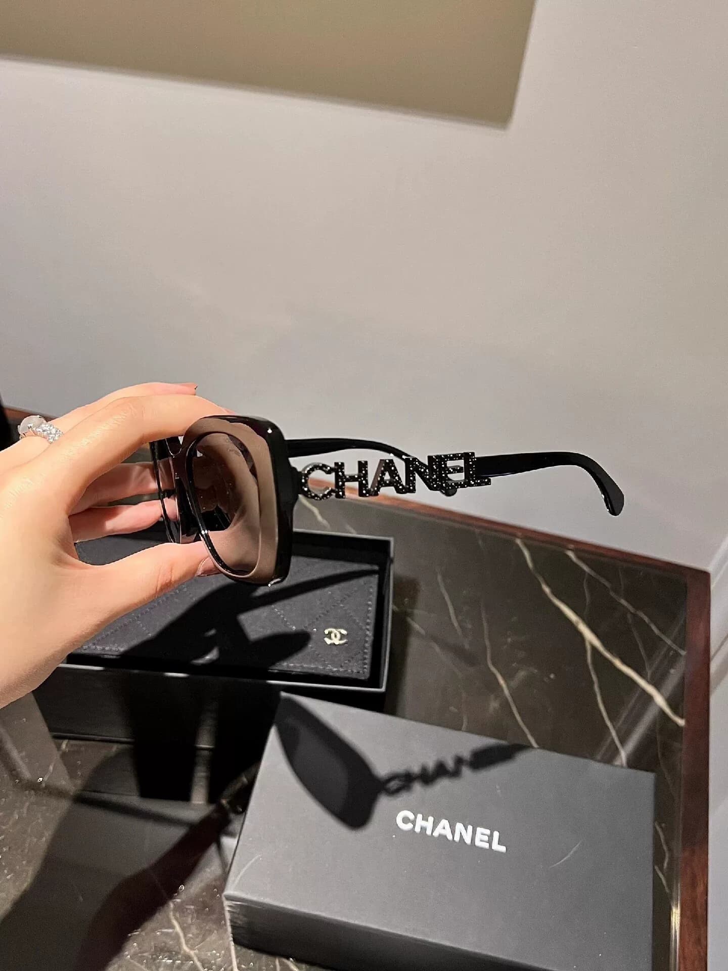 солнцезащитные очки CHANEL/Шанель CH5422 для женщин с ретушью лица тонкими буквами