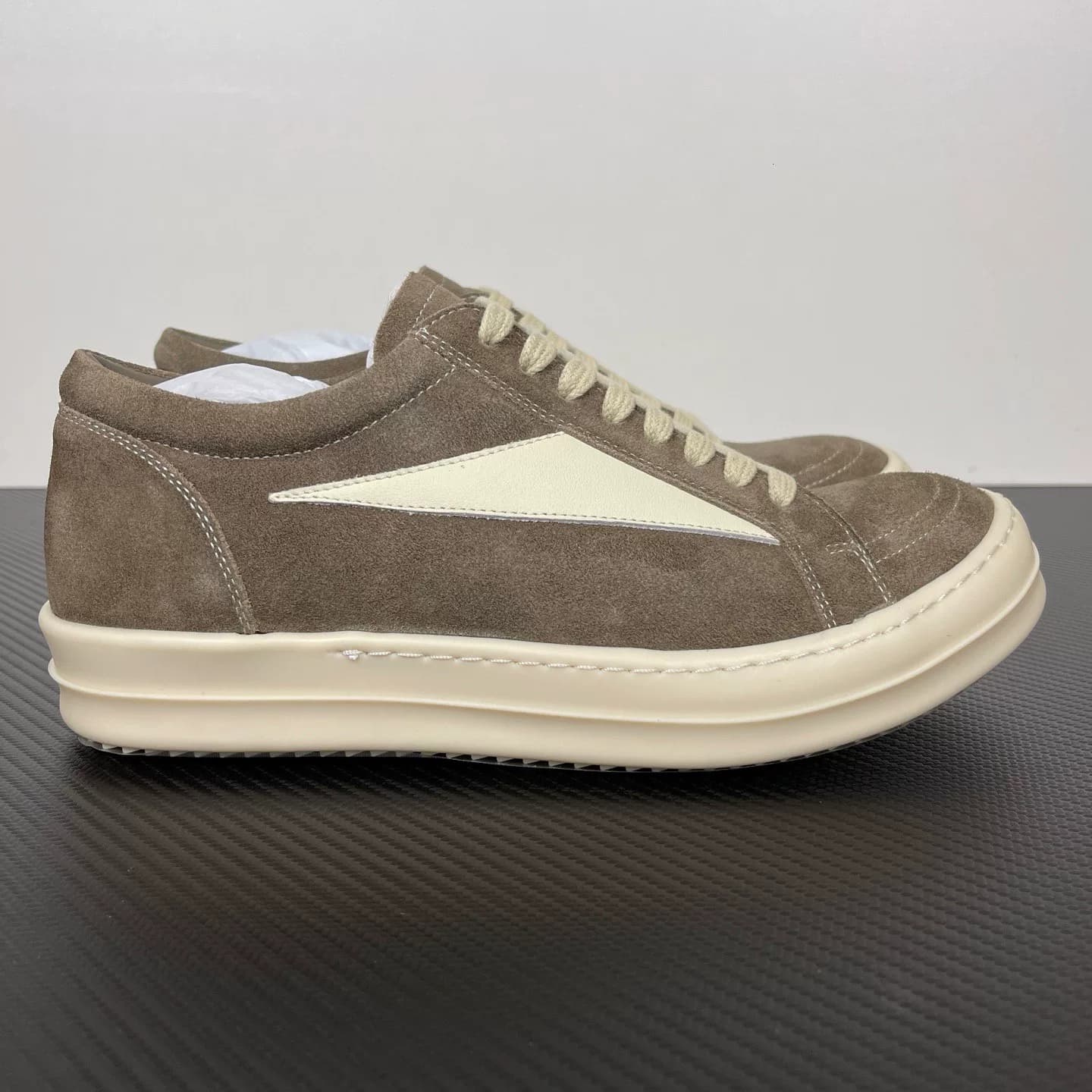 Rick Owens серо-коричневые брюки с глубоким вырезом Owens коричнево-серые брюки с глубоким вырезом Owens серо-бело-коричневые замшевые R