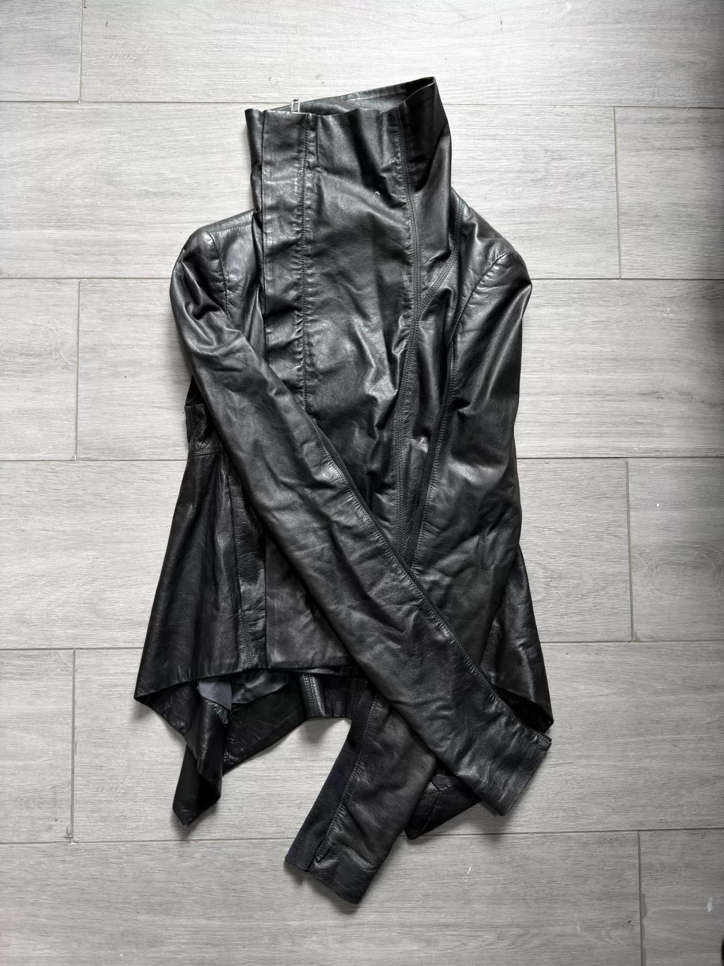 Глянцевая кожаная куртка из овчины Rick Owens с рисунком ласточкин хвост