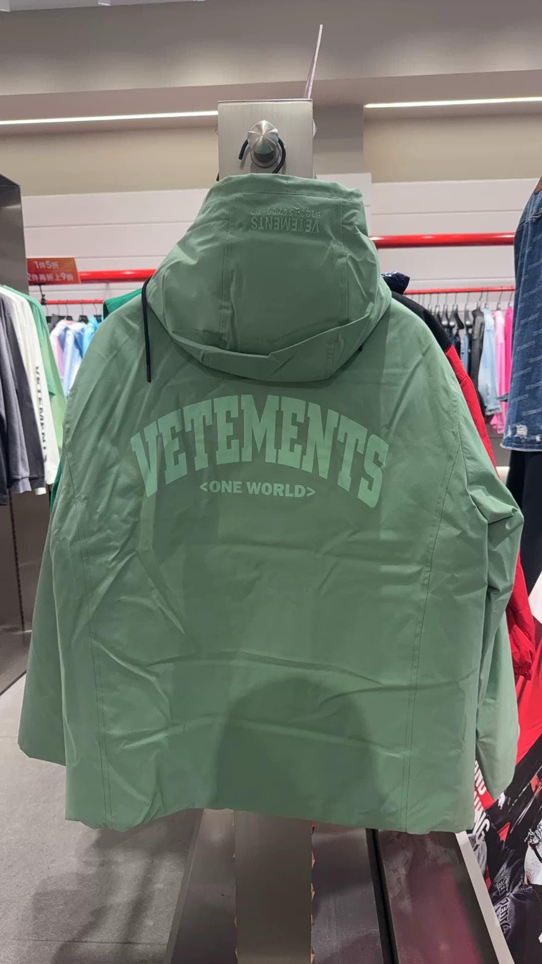 Симпатичный зеленый пуховик с капюшоном VETEMENTS, артикул 33510203