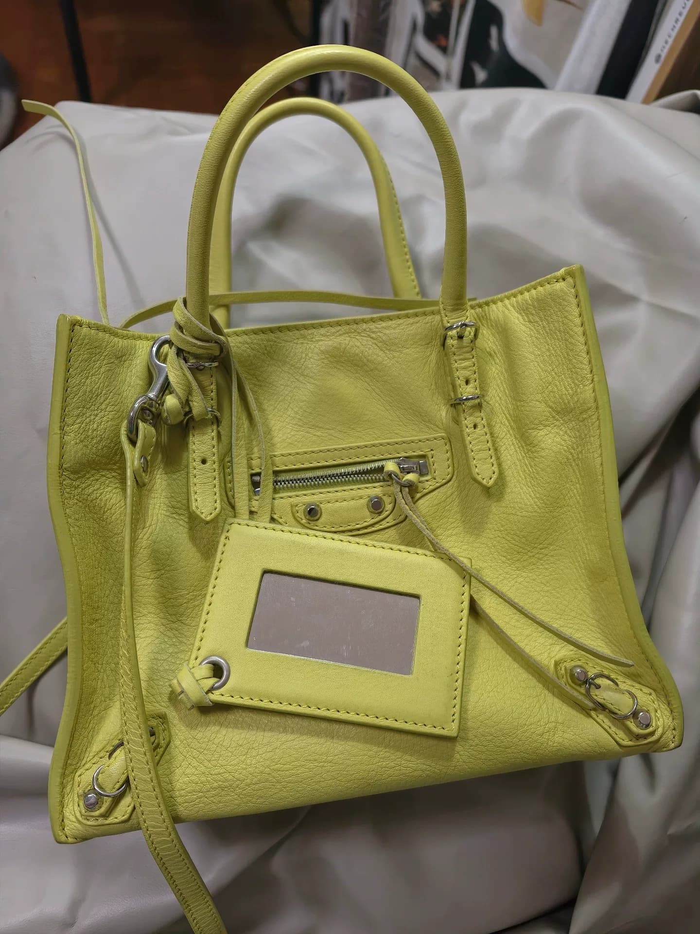 Balenciaga Мини-сумка для мотоцикла Balenciaga лимонно-желтого цвета