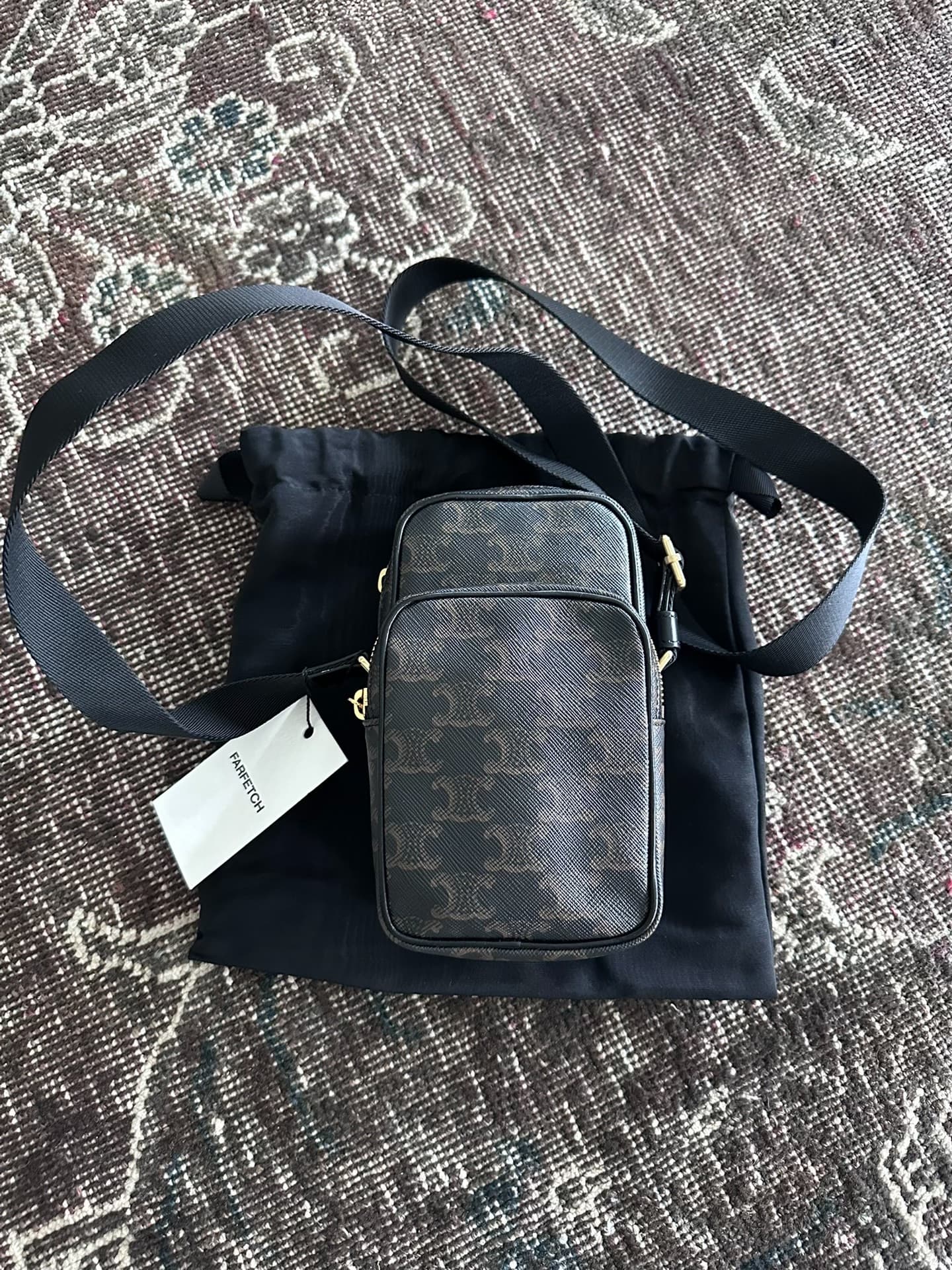 Серия CELINE+Triomphe Триумфальная арка с логотипом, открывающаяся и закрывающаяся на молнию.