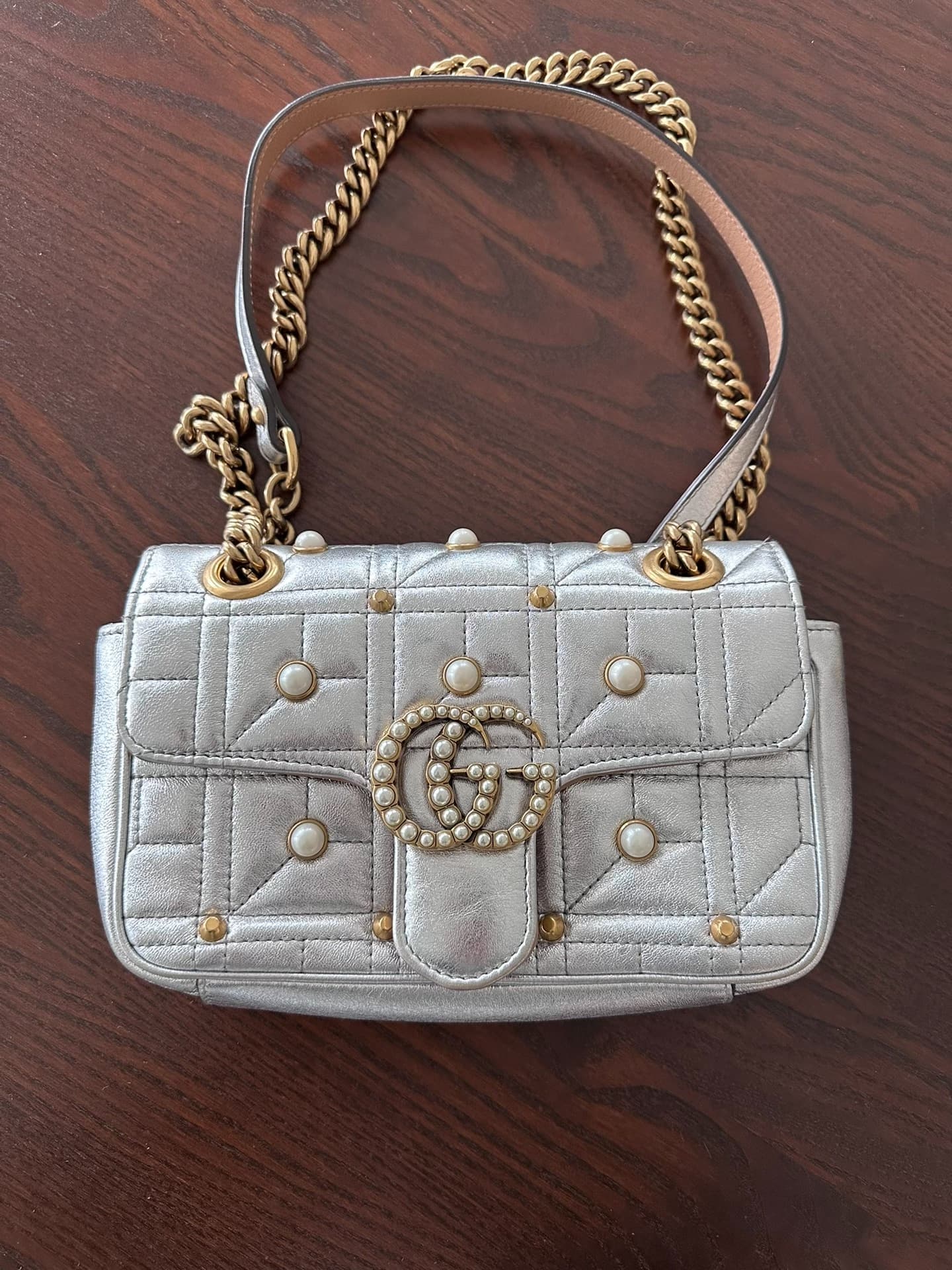Gucci + белый Mamon 22 + золотая пряжка с логотипом и жемчужным украшением + сумка-мессенджер через плечо + сумка на цепочке