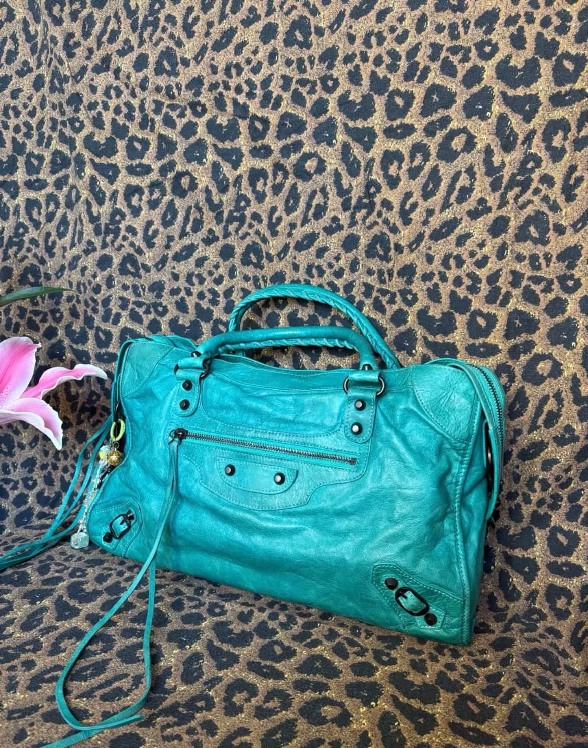 Balenciaga Balenciaga среднего возраста на мотоцикле цвета зеленого озера Баоян