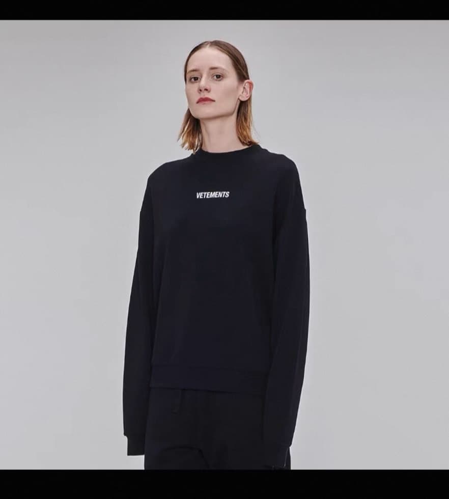 Мужские и женские свитера Out of VETEMENTS одинакового фасона черного цвета XL