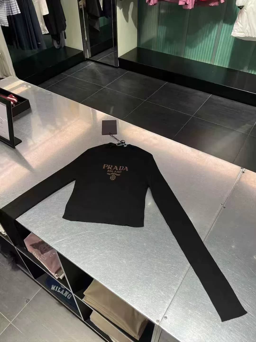 Черный свитер Prada, размер 38, абсолютно новый, с биркой, приталенный и короткий, подчеркивающий вашу фигуру