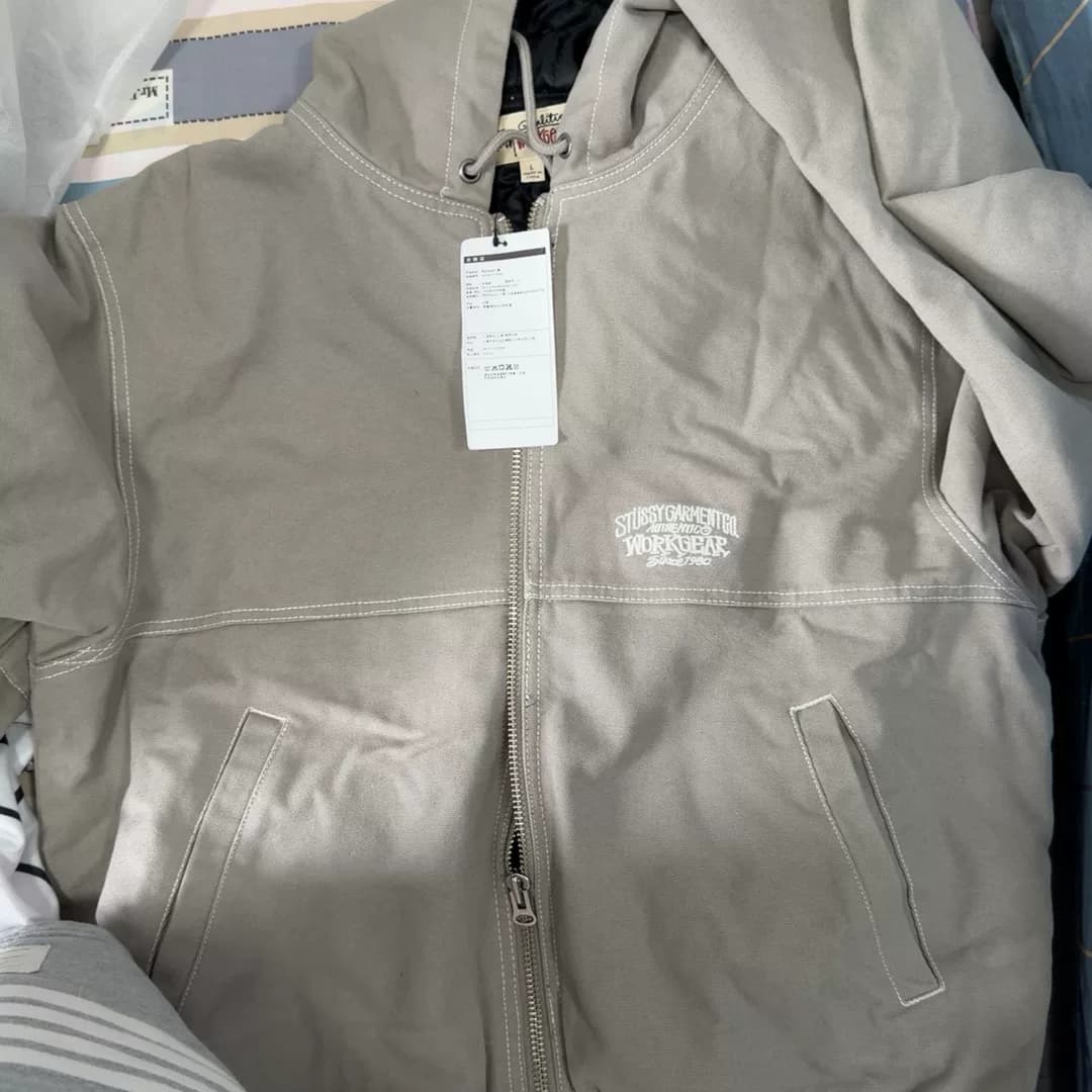 Совершенно новая куртка Stussy tooling, размер L, серая, с капюшоном на молнии, очень удобная для ношения осенью и ранней зимой