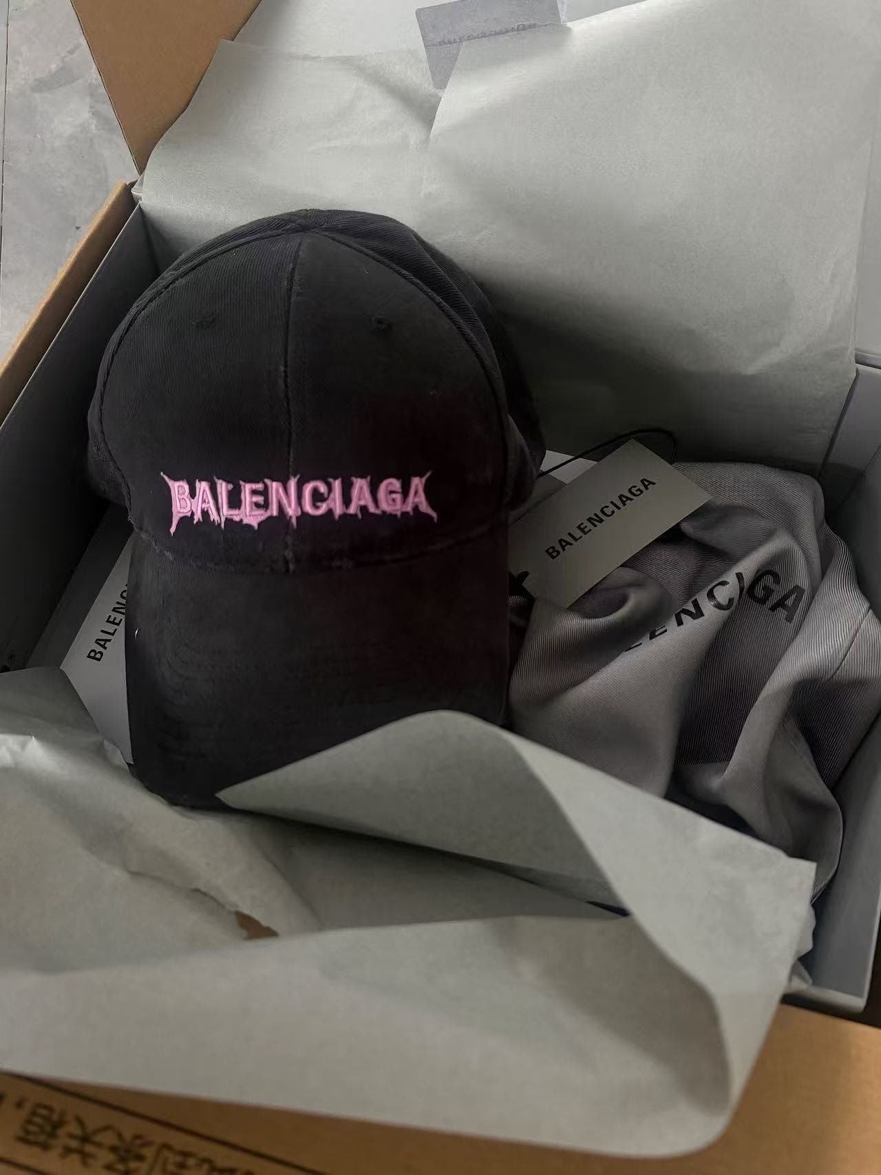 Я привезла с собой не так уж много шляп от Balenciaga, все коробки на месте.