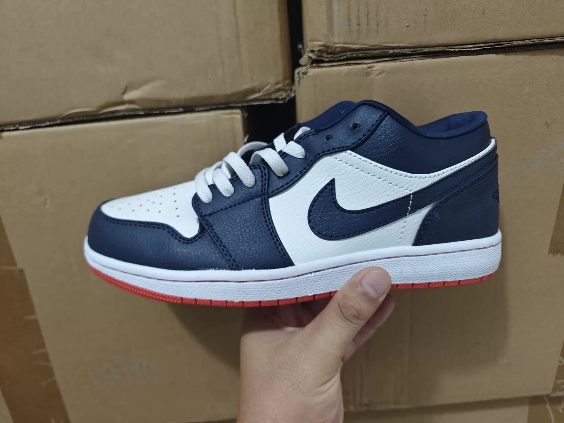Совершенно новый размер 41.Кроссовки Nike AJ1 темно-синего цвета.Кроссовки с низким берцем.Белый синий
